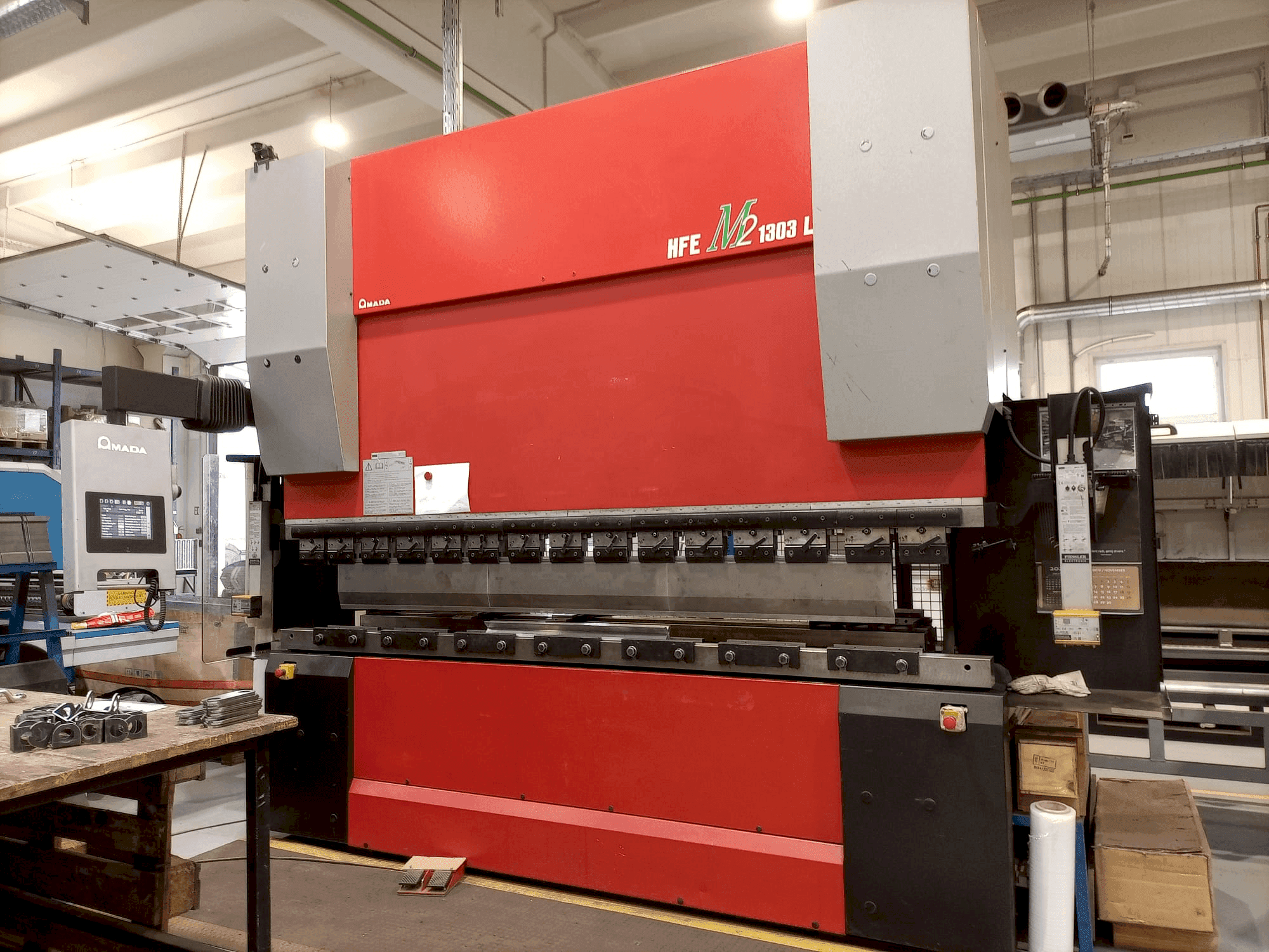 Frontansicht der AMADA HFE-1303M2 Maschine