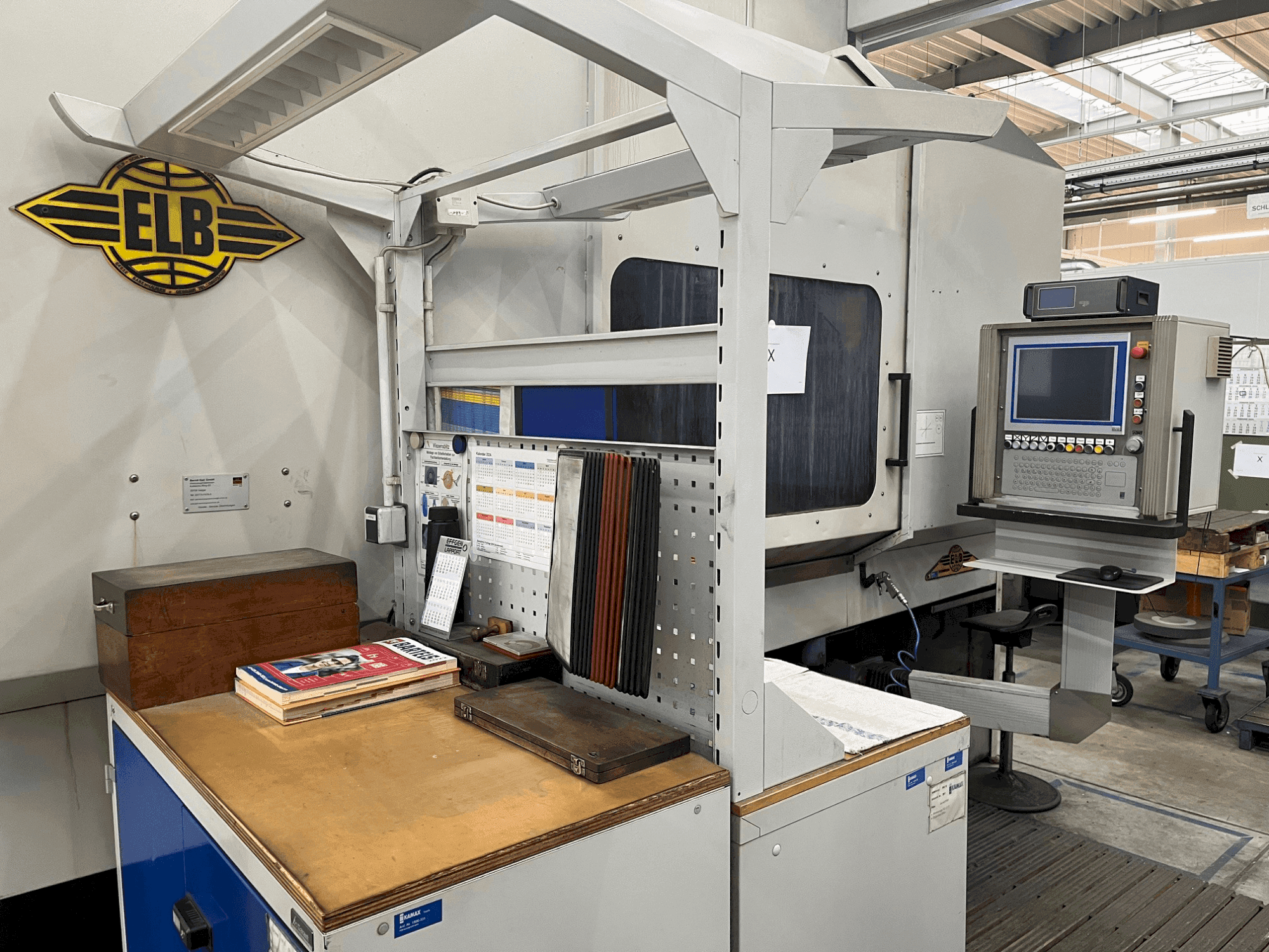 Frontansicht der ELB MICROCUT B08 Maschine