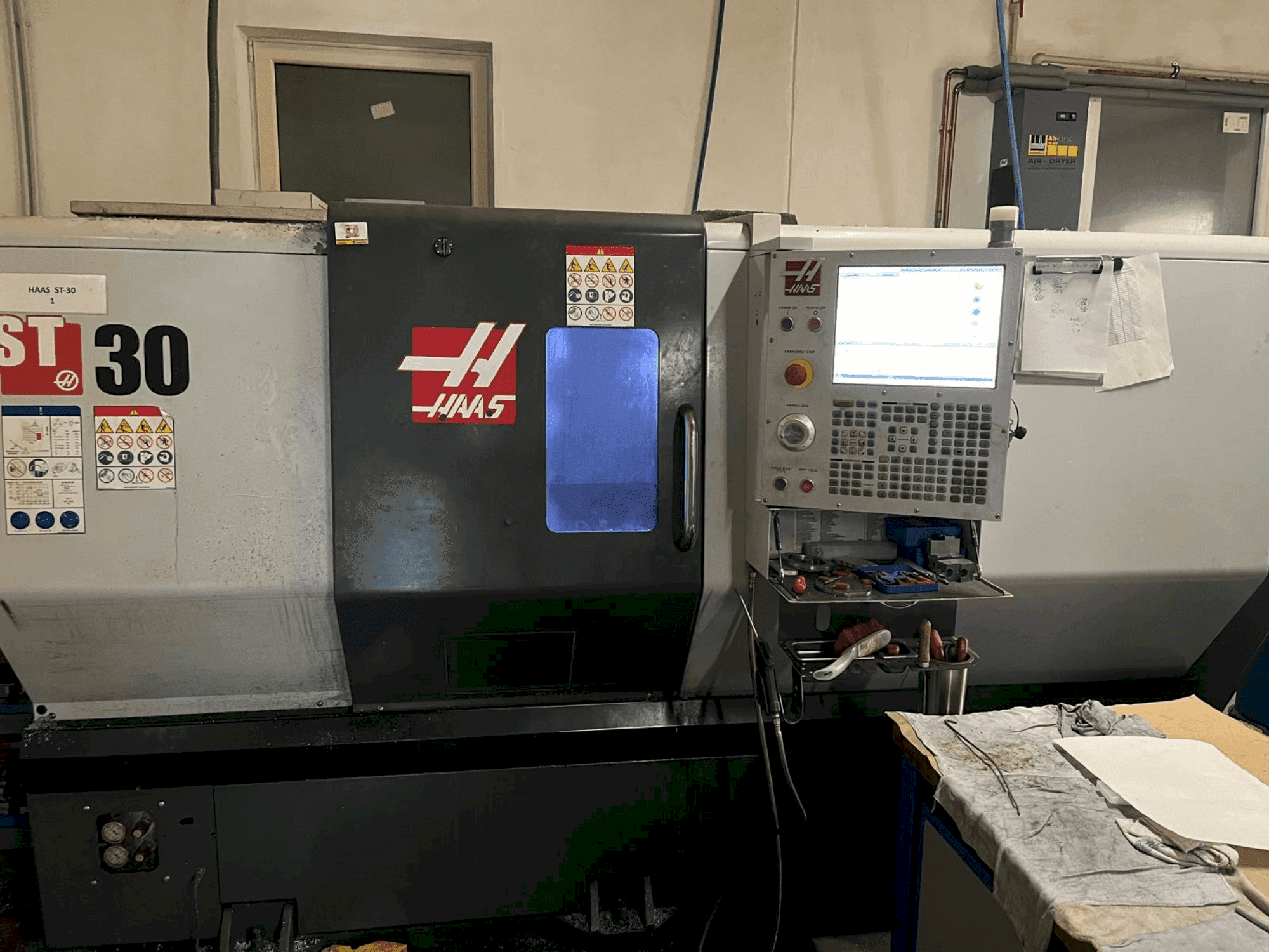 Frontansicht der HAAS ST-30  Maschine