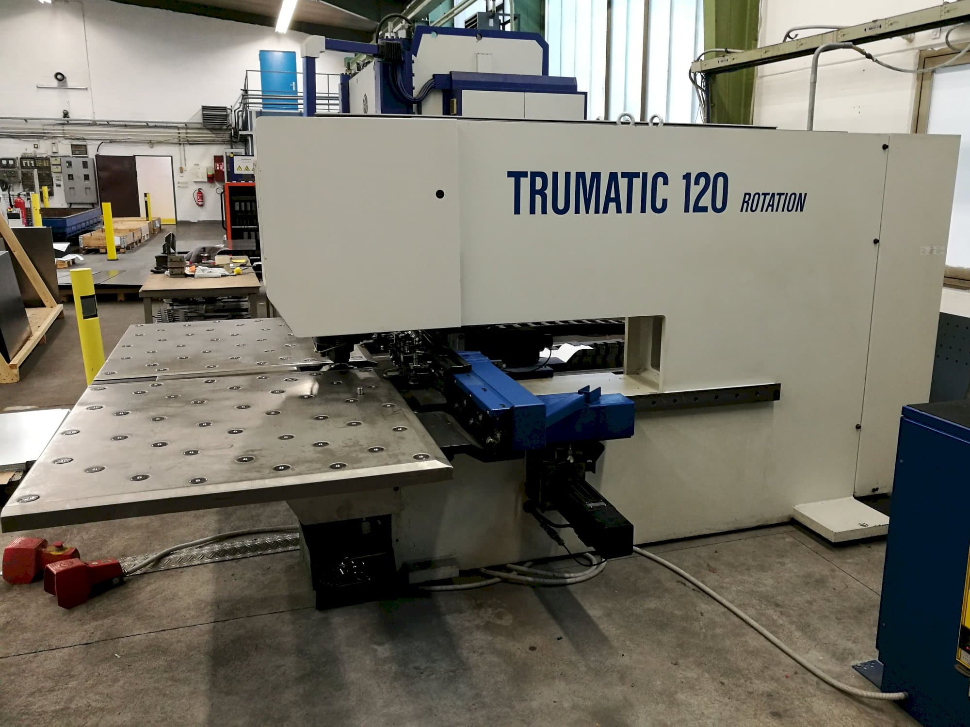 Rechte Ansicht der Trumpf Trumatic 120R Maschine
