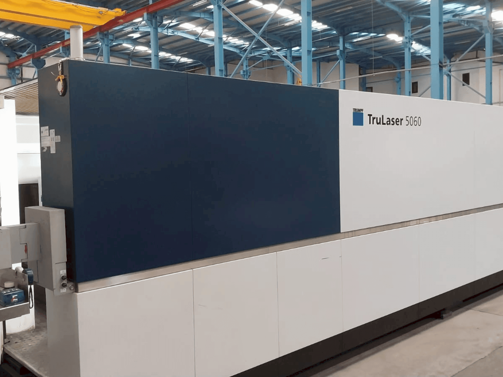 Frontansicht der TRUMPF TruLaser 5060 Fiber 10 kW  Maschine