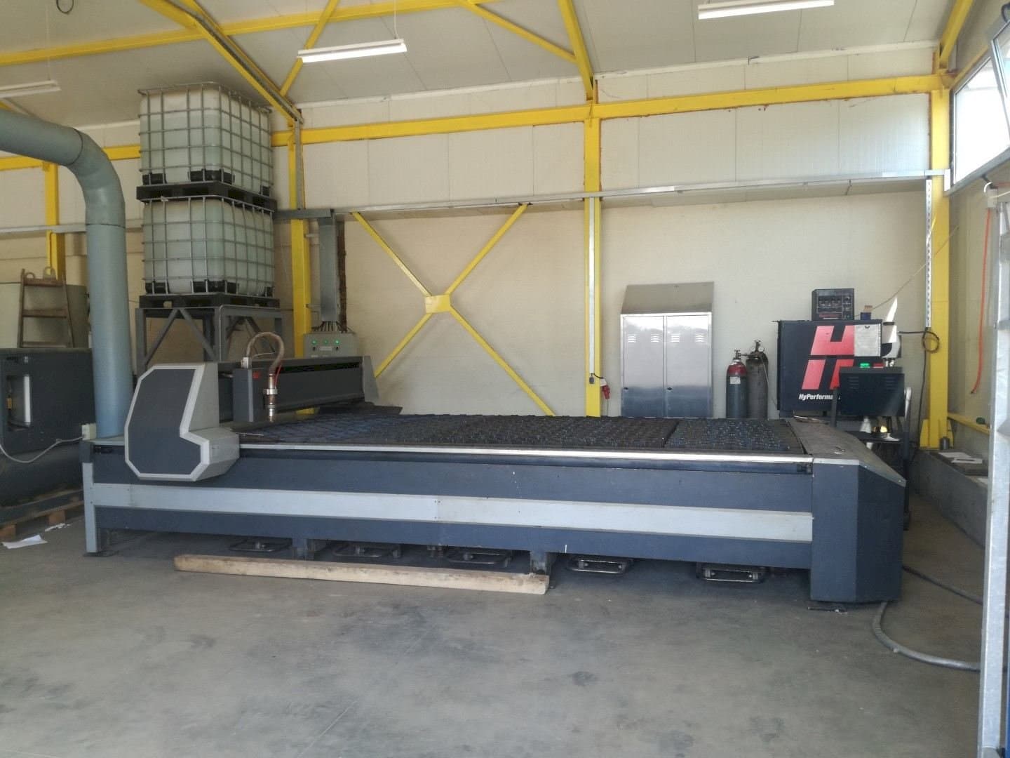 Frontansicht der HPM ITALY GV 4 x 2 Maschine