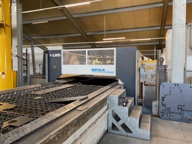 Frontansicht der LVD Impuls 6020 Maschine