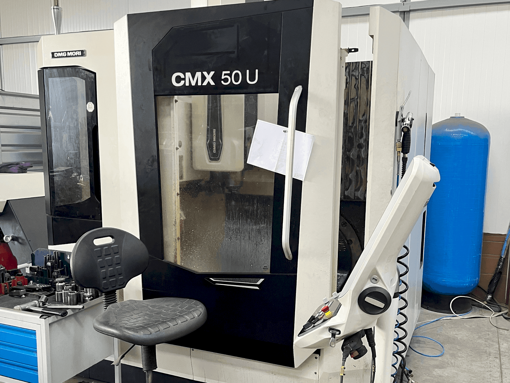 Frontansicht der DMG MORI CMX 50 U Maschine