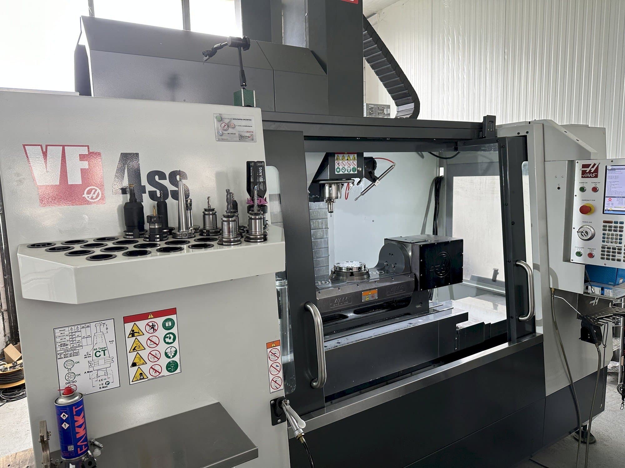 Linke Ansicht der HAAS VF-4SS Maschine