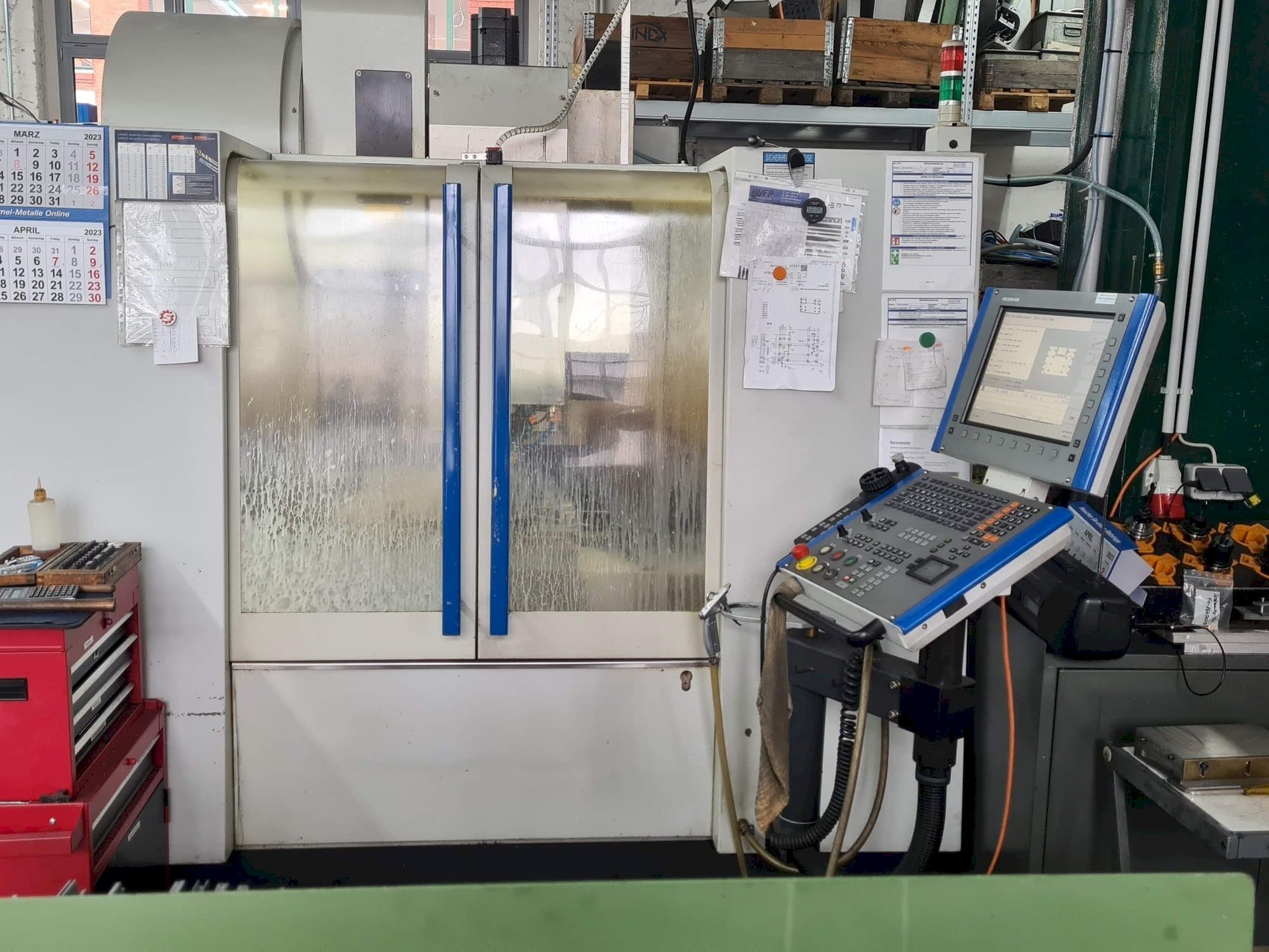 Frontansicht der MIKRON VCE600 Pro Maschine