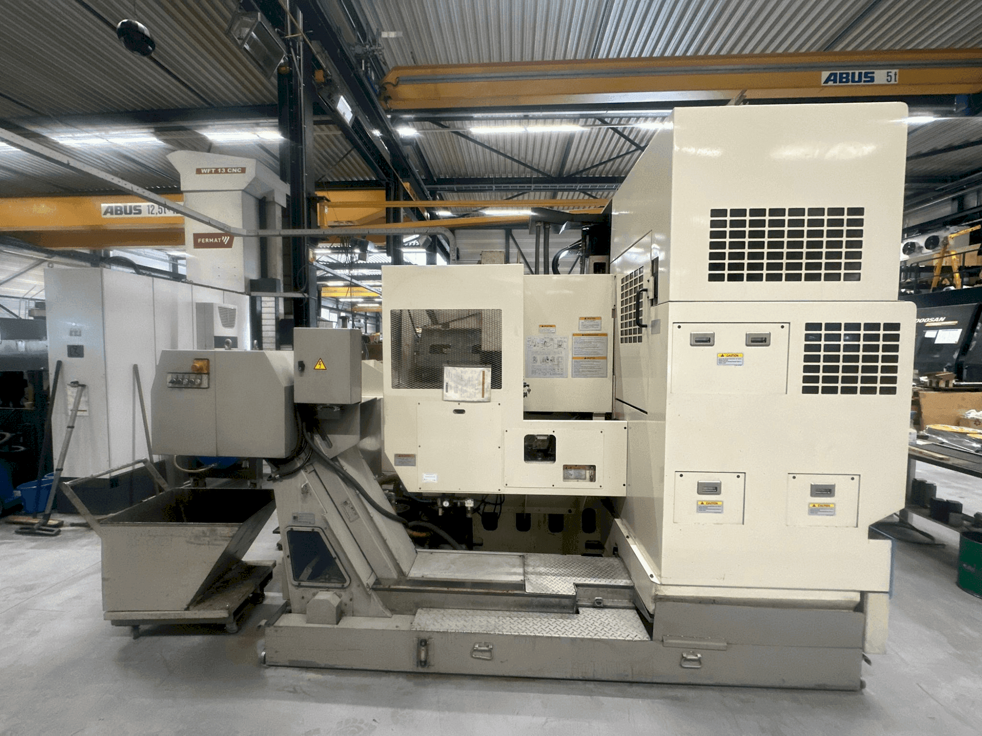 Frontansicht der Okuma MX-55VB Maschine