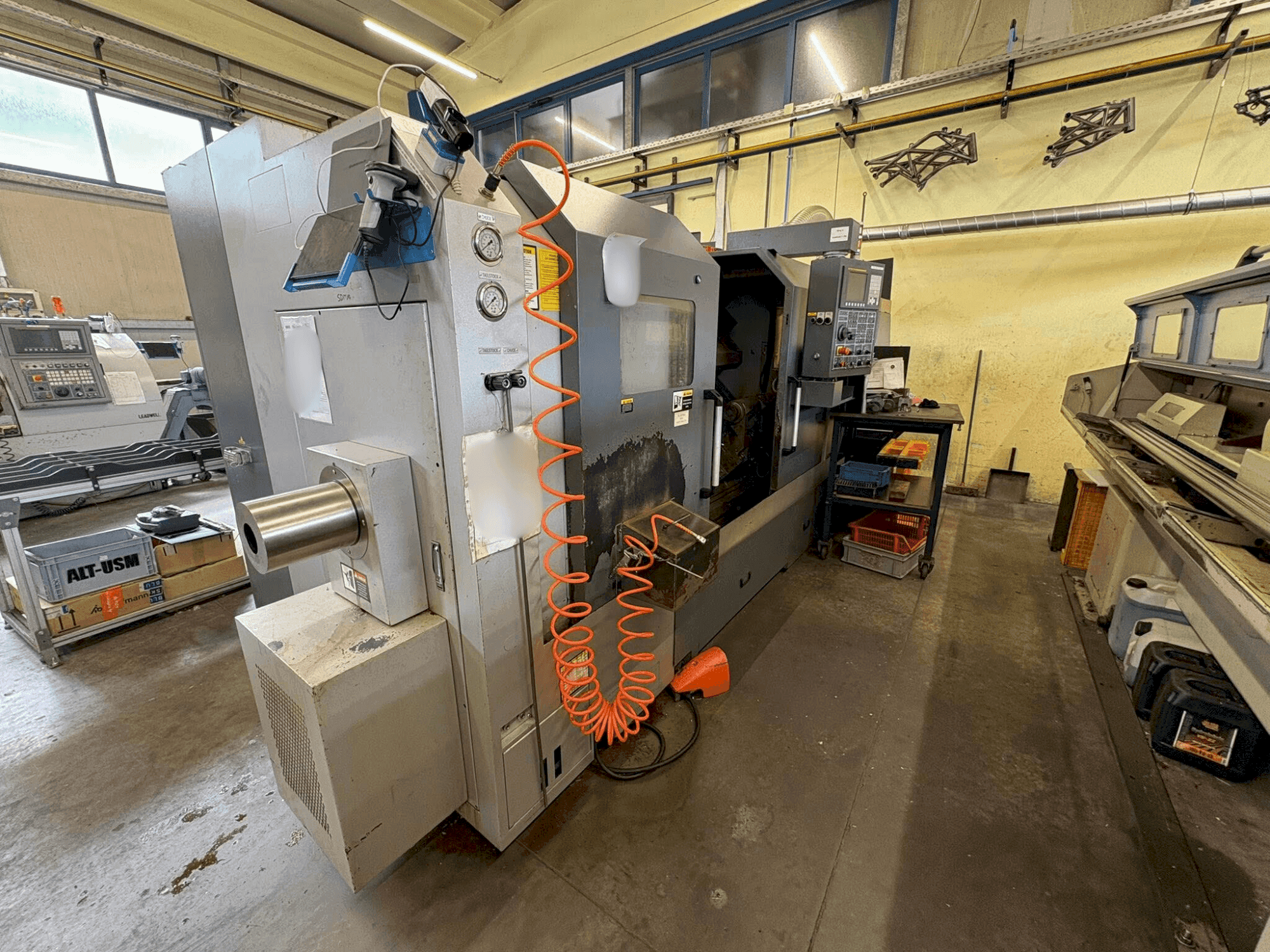 Frontansicht der Leadwell T7-M  Maschine