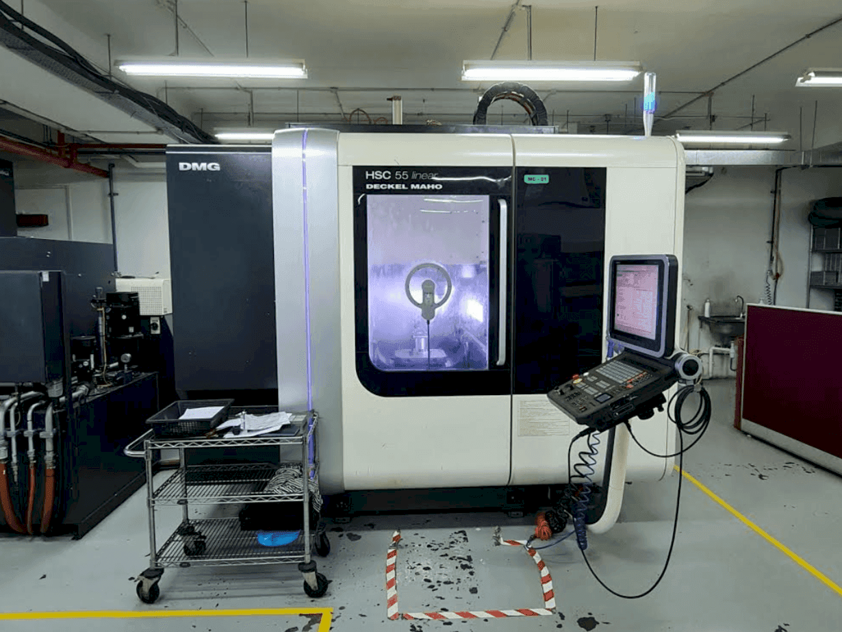 Frontansicht der DECKEL MAHO HSC 55 linear Maschine