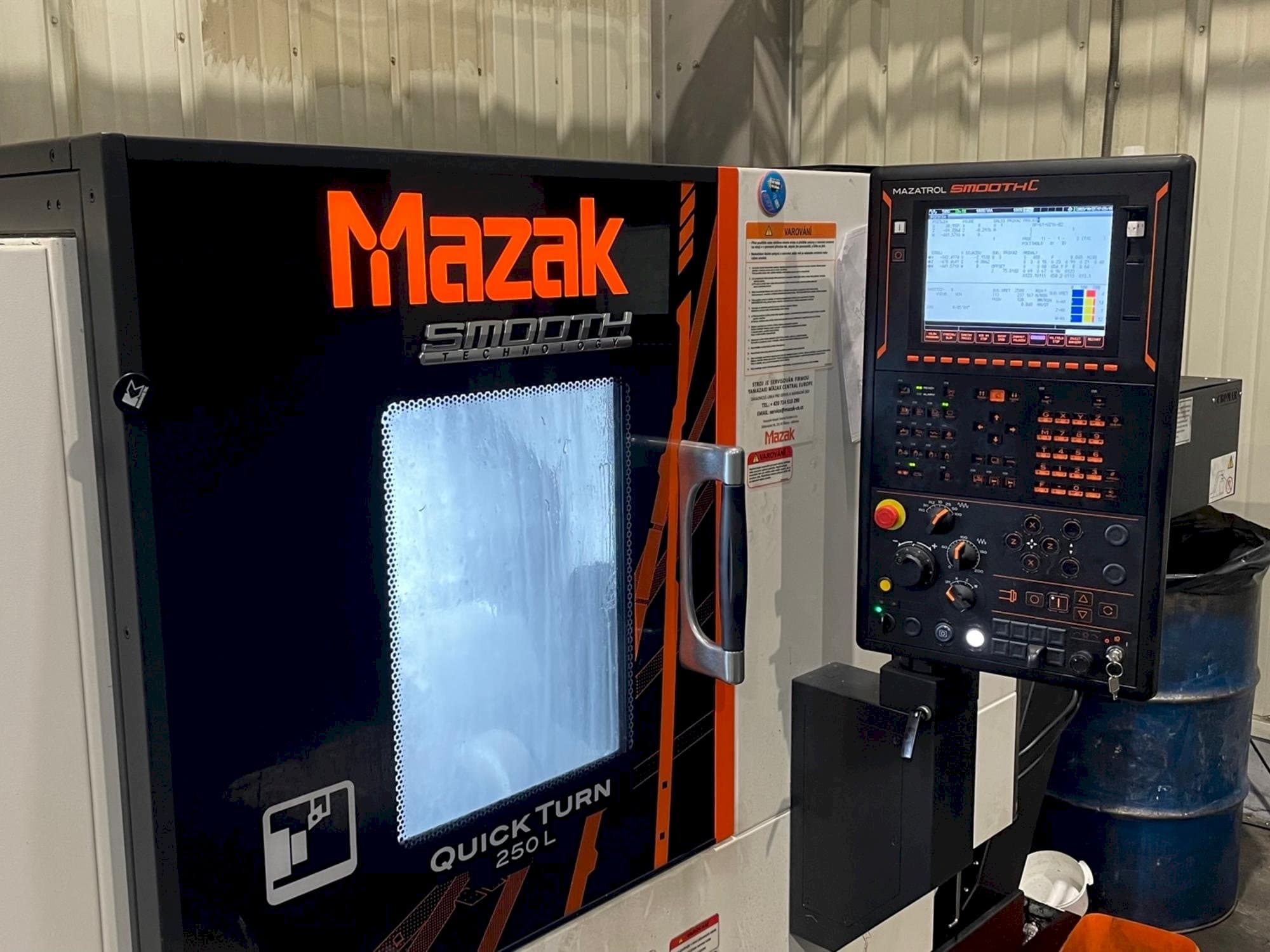 Frontansicht der Mazak Quick Turn 250 L  Maschine