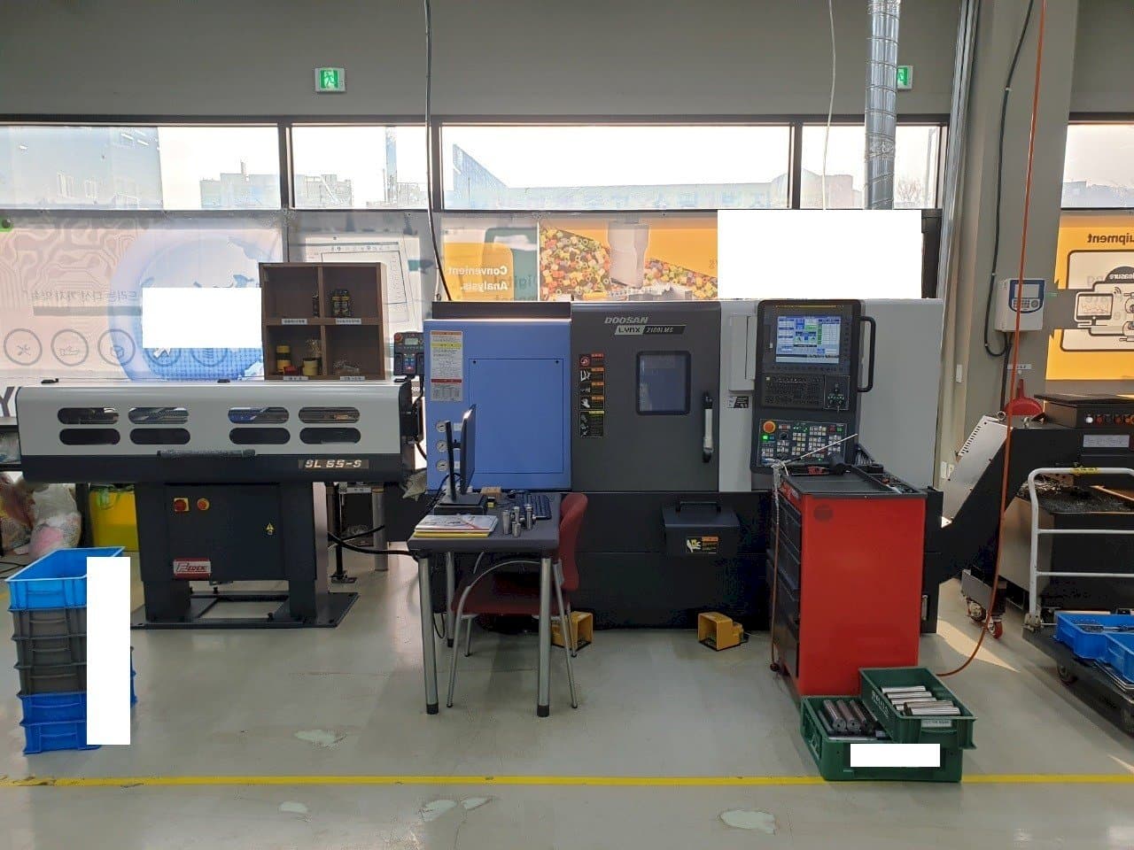 Frontansicht der Doosan LYNX2100LMSB Maschine