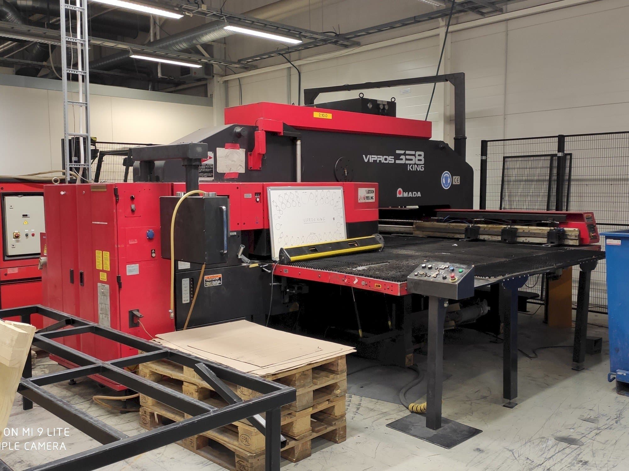Frontansicht der AMADA Vipros 358 King FS18 PC EMC  Maschine