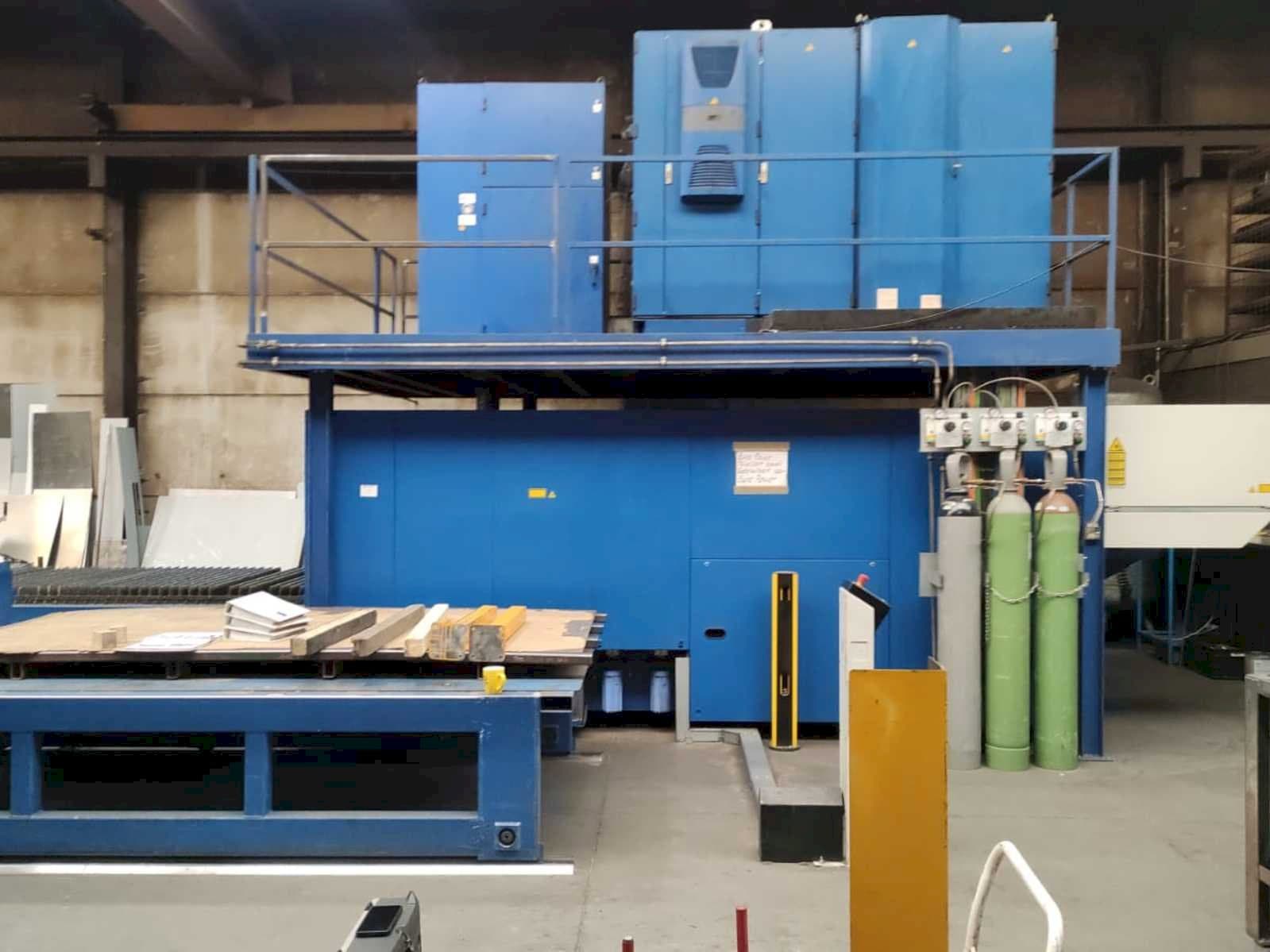Frontansicht der Trumpf Trulaser 3030 Maschine