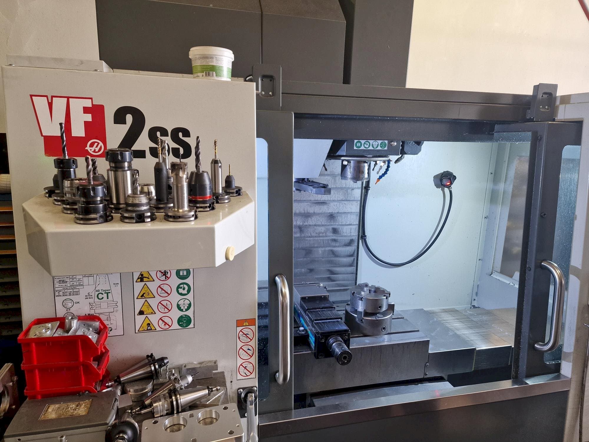 Frontansicht der HAAS VF-2SS Maschine