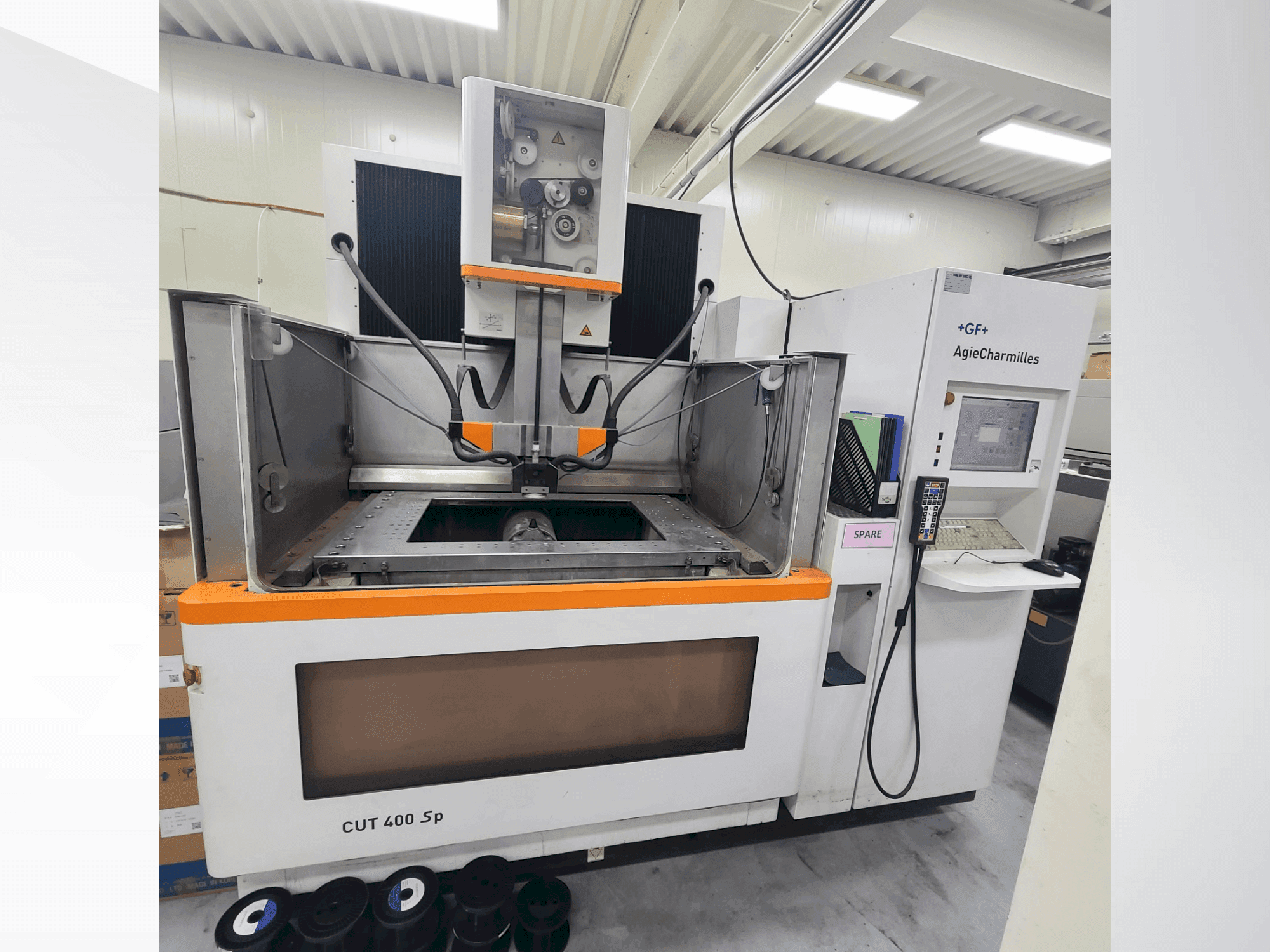 Frontansicht der AGIE CUT 400 Sp Maschine