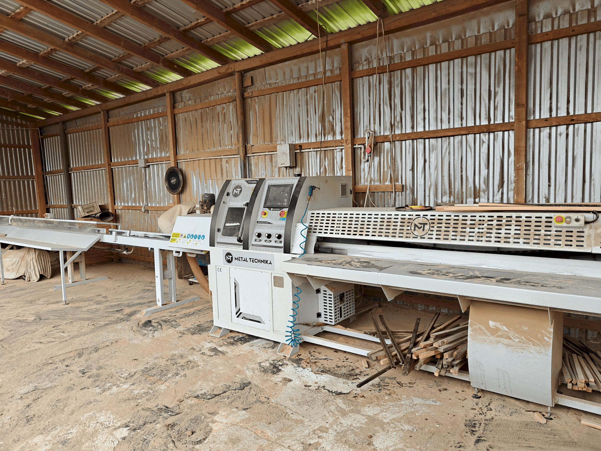 Frontansicht der METAL TECHNIKA OWD-1600 Maschine