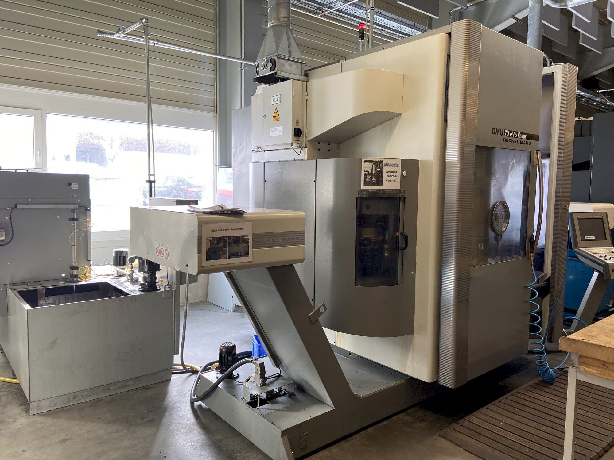 Frontansicht der DECKEL MAHO DMU 70 eVo linear Maschine