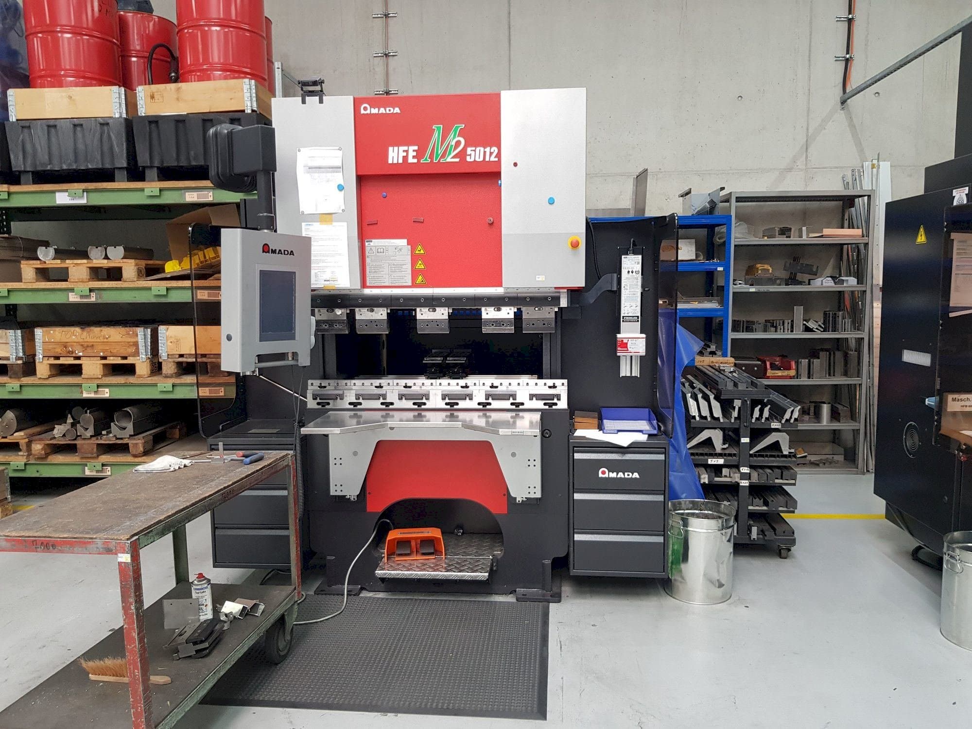 Frontansicht der AMADA HFE M2 5012 Maschine