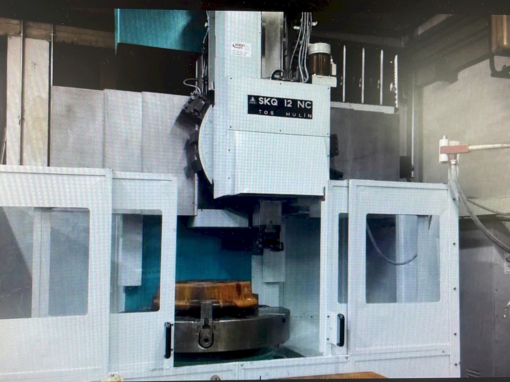 Frontansicht der TOS SKQ 12 NC  Maschine