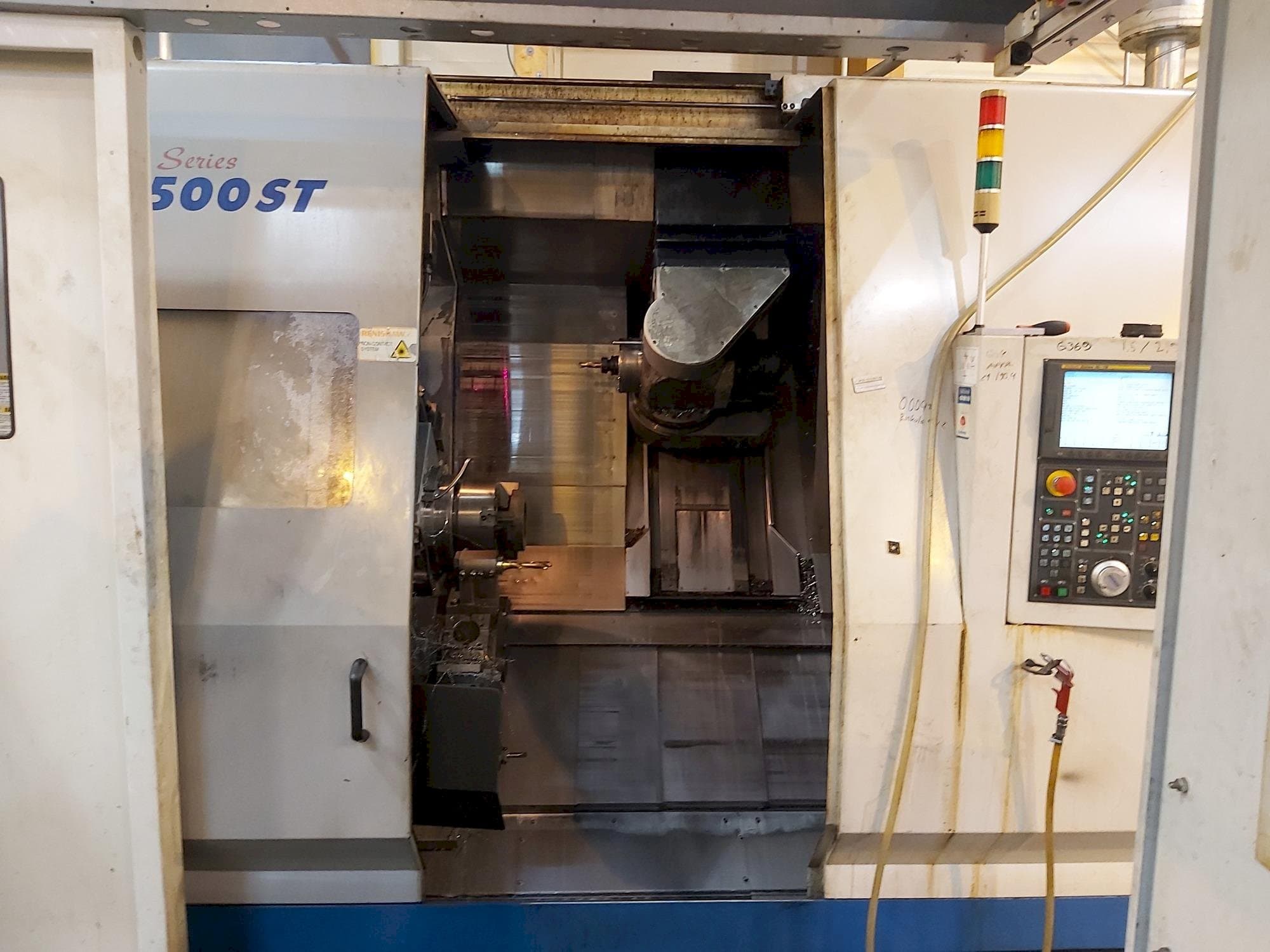 Frontansicht der Doosan Puma MX 2500 ST Maschine