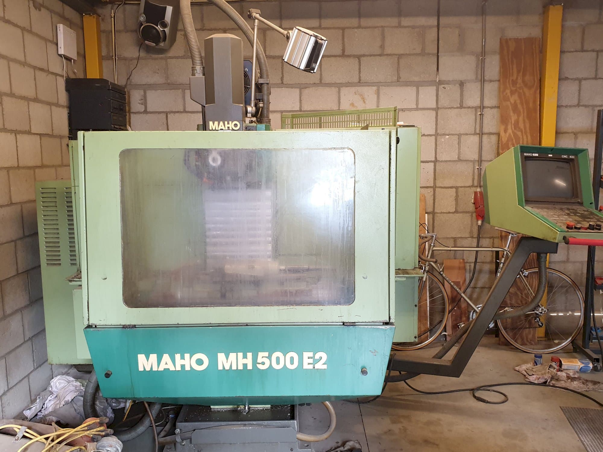 Linke Seitenansicht der Maho MH 500 Maschine