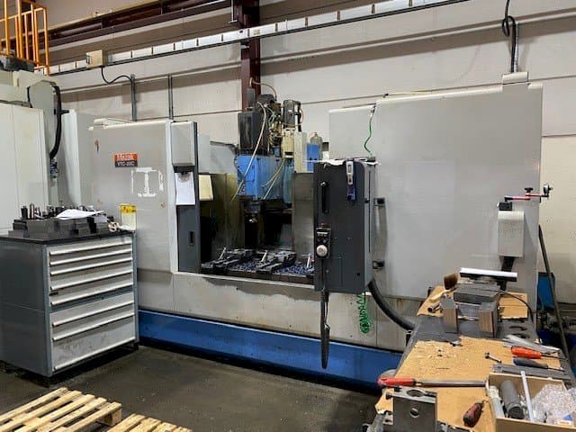 Frontansicht der Mazak VTC-20C Maschine