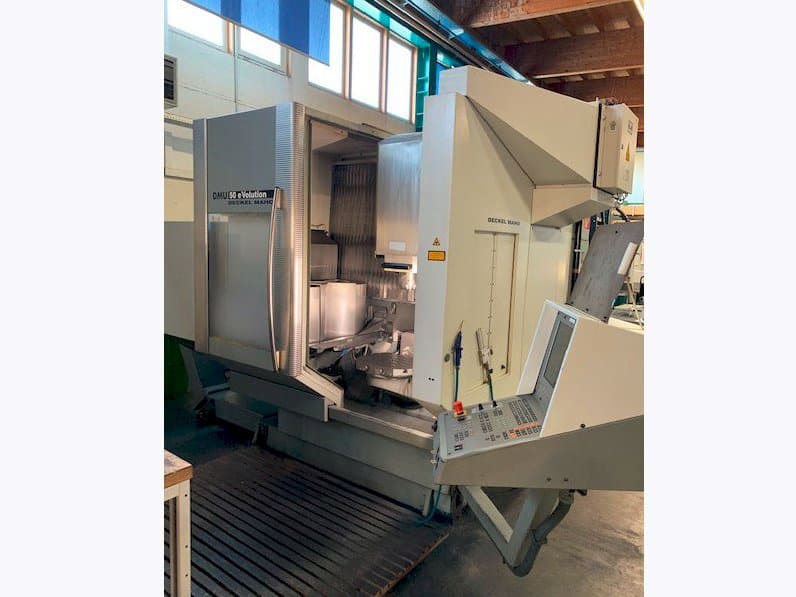 Frontansicht der DECKEL MAHO DMU 50 eVolution Maschine