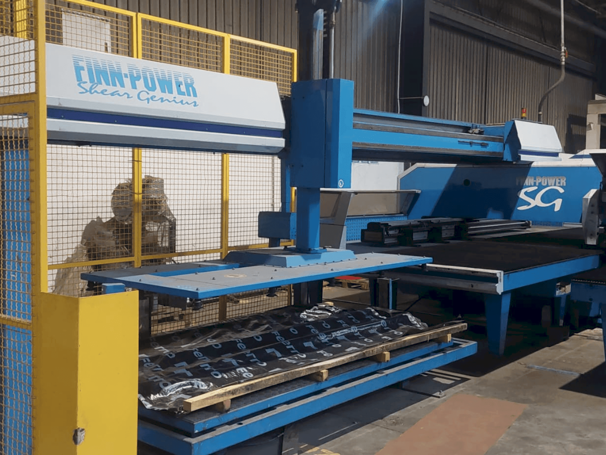 Frontansicht der Finn-Power Shear Genius TRS 6 SBU  Maschine