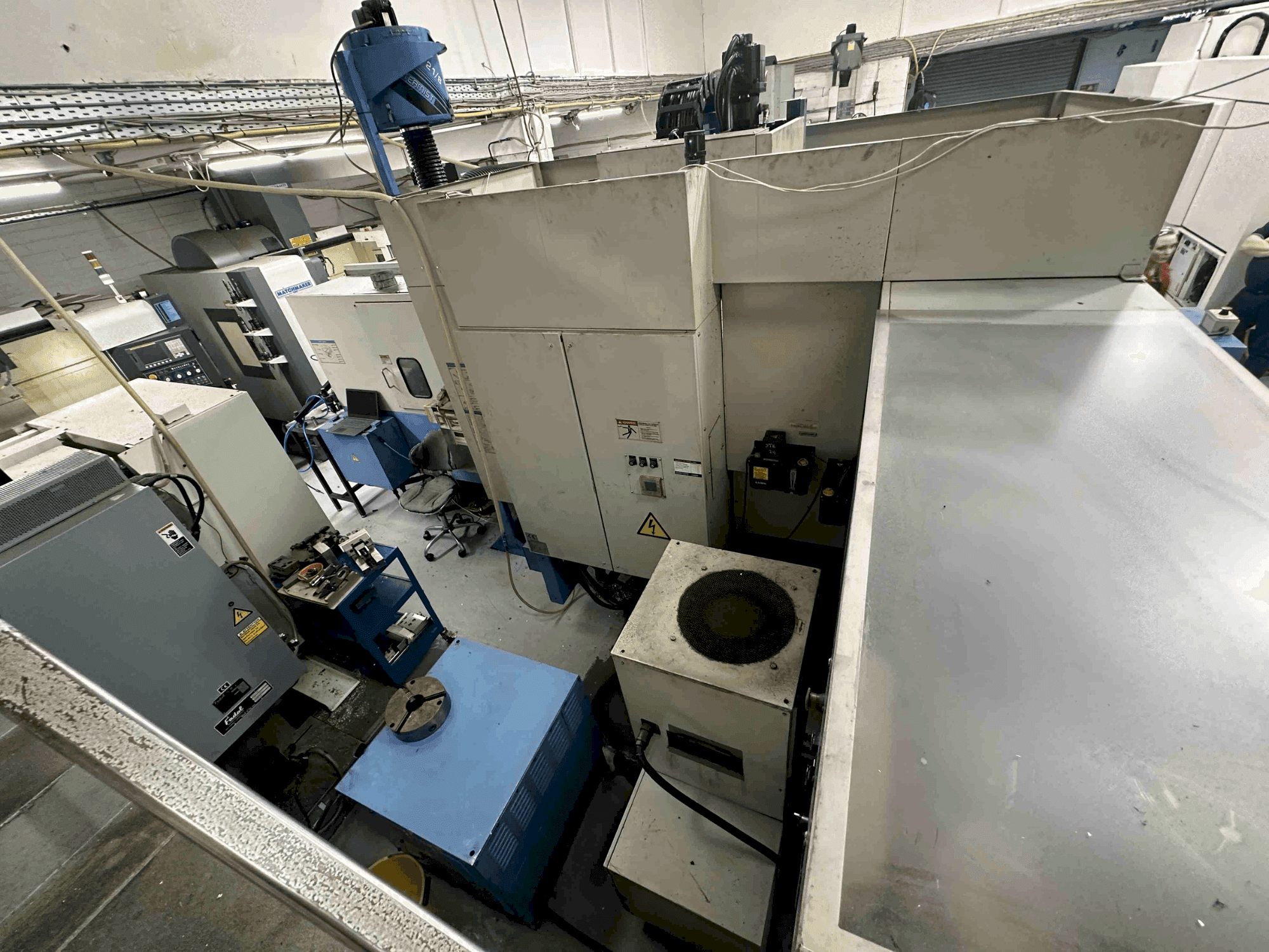 Frontansicht der Mazak FJV-250 Maschine