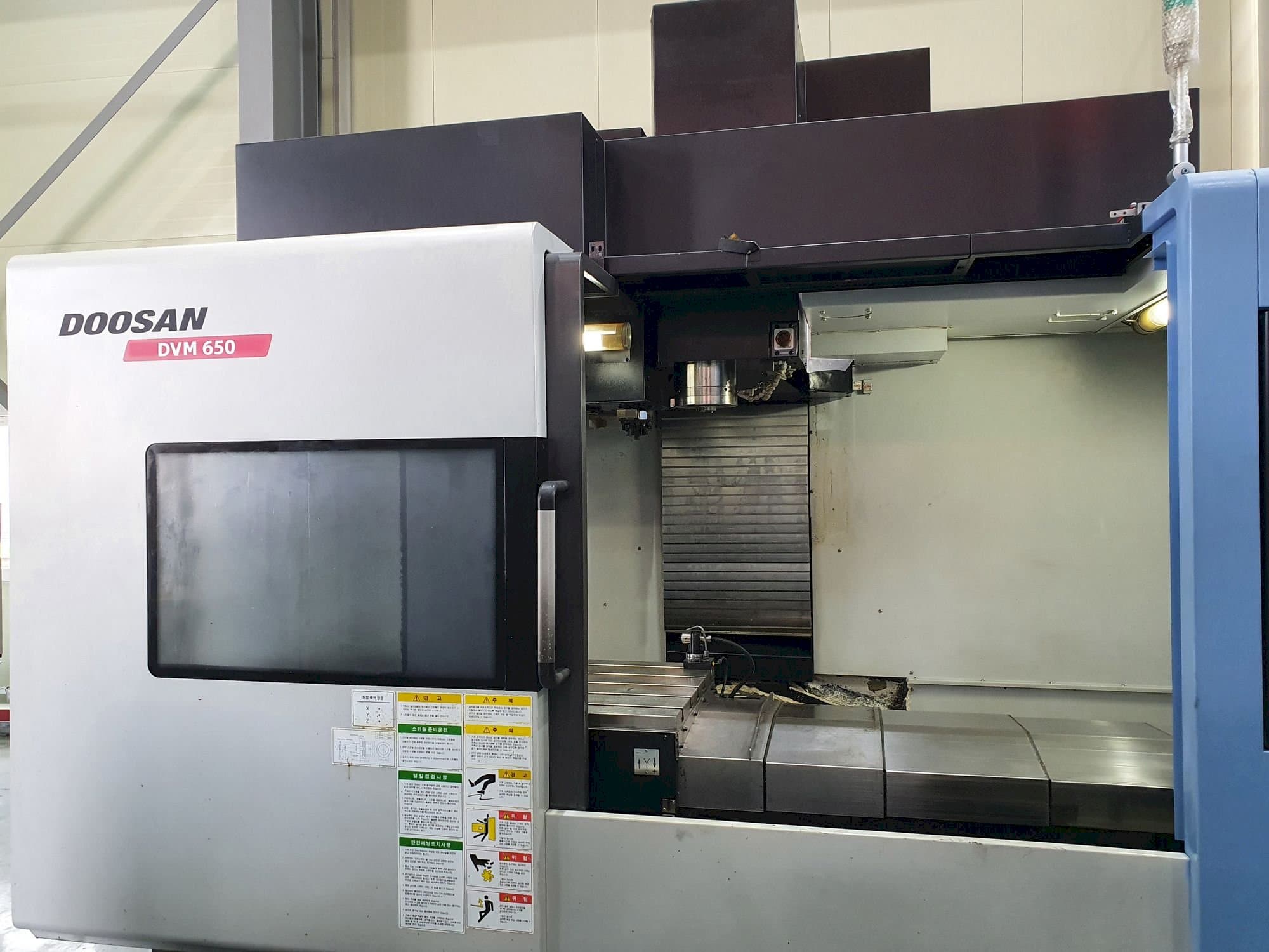 Frontansicht der Doosan DVM 650 Maschine