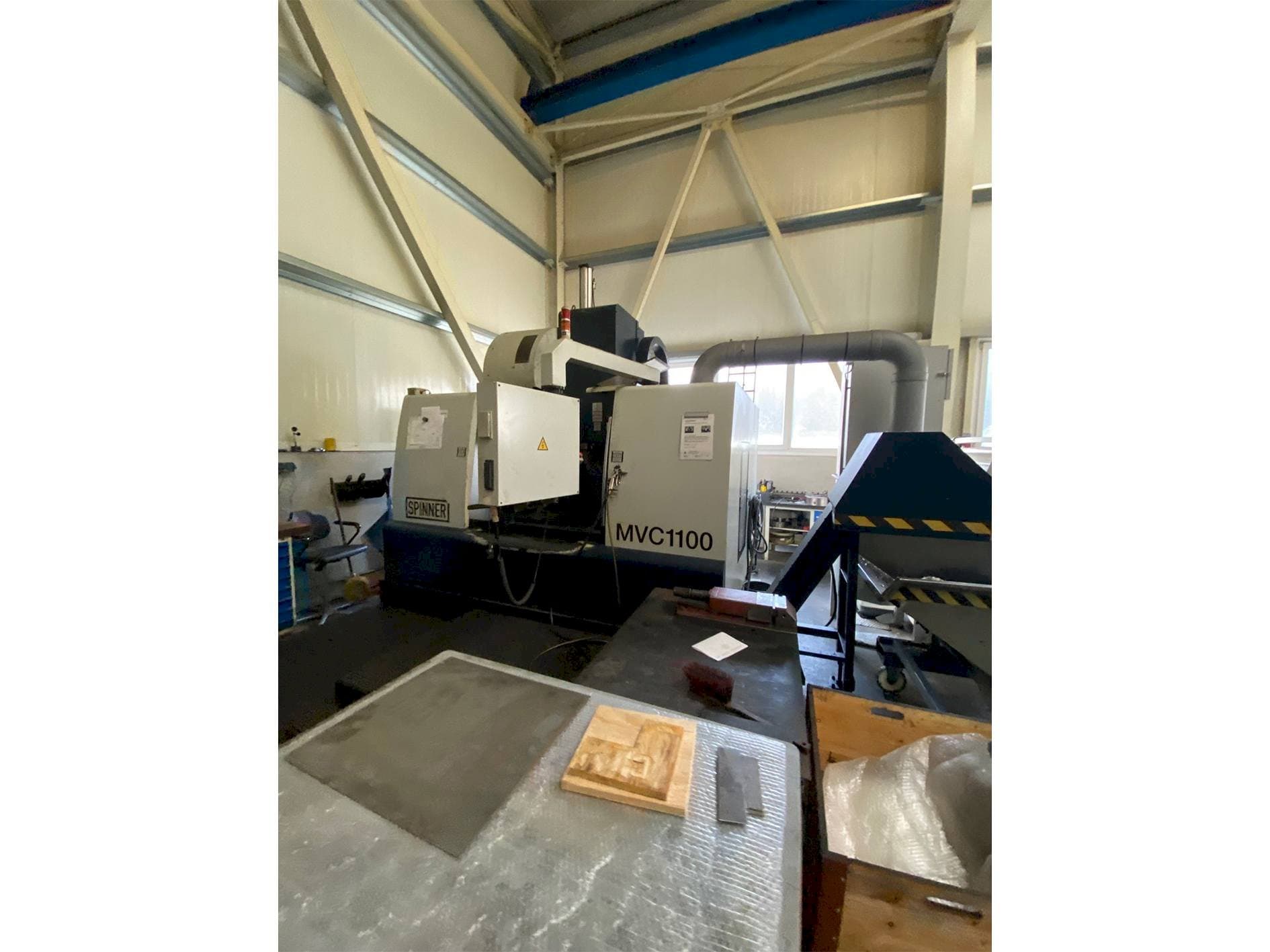 Frontansicht der SPINNER MVC 1100 B Maschine