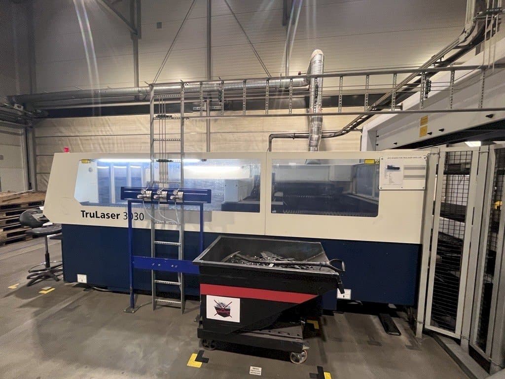 Frontansicht der TRUMPF TruLaser 3030 L30  Maschine