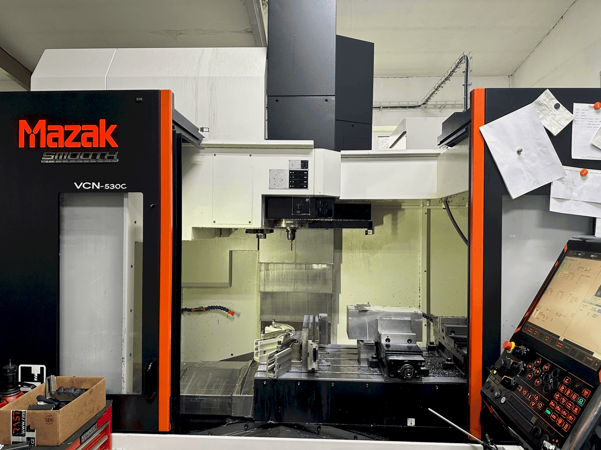 Frontansicht der Mazak VCN-530C Maschine