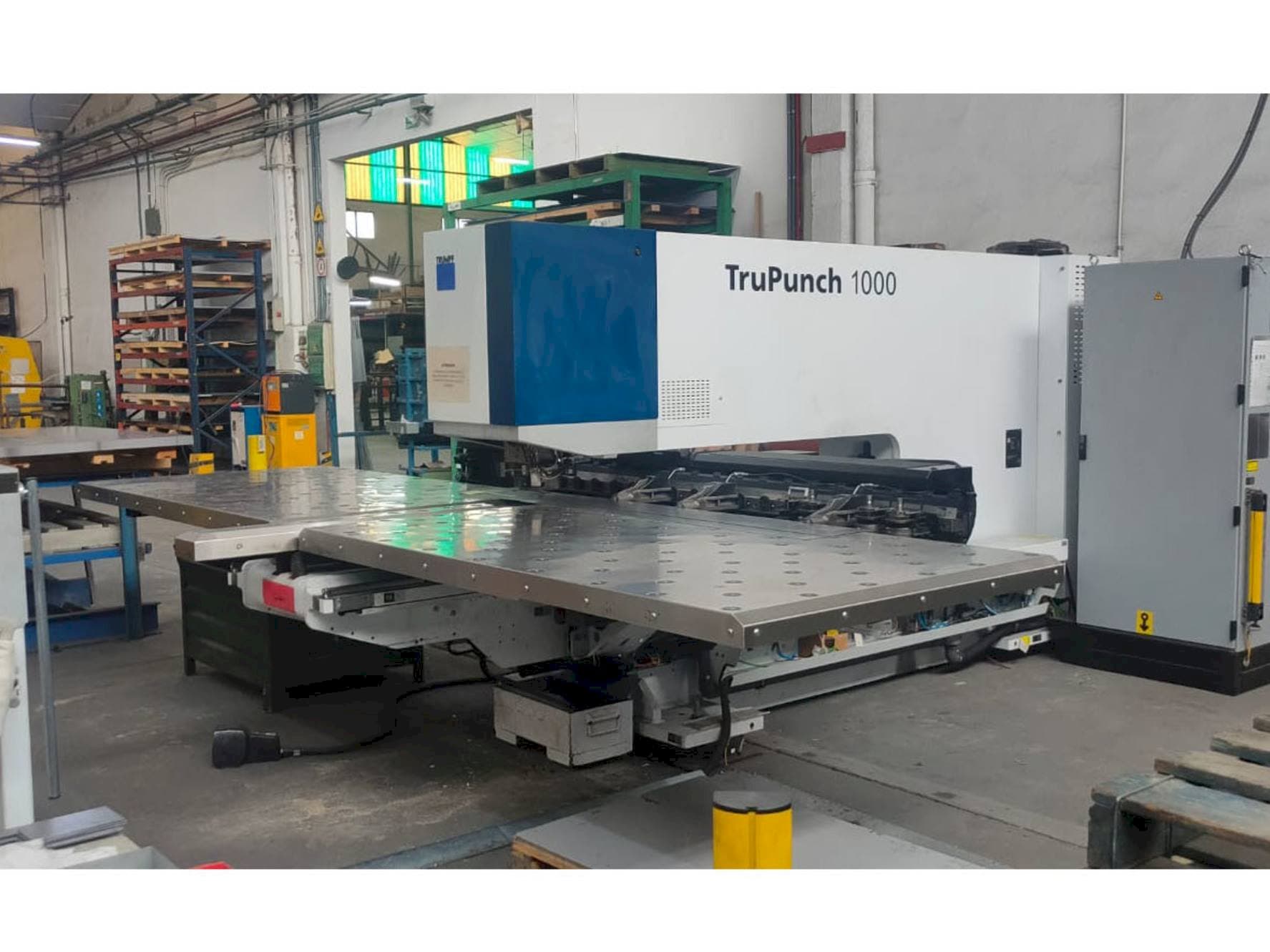 Frontansicht der Trumpf TruPunch 1000 (S05) Maschine