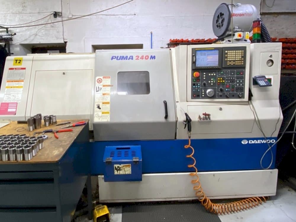 Frontansicht der DAEWOO PUMA 240MB Maschine