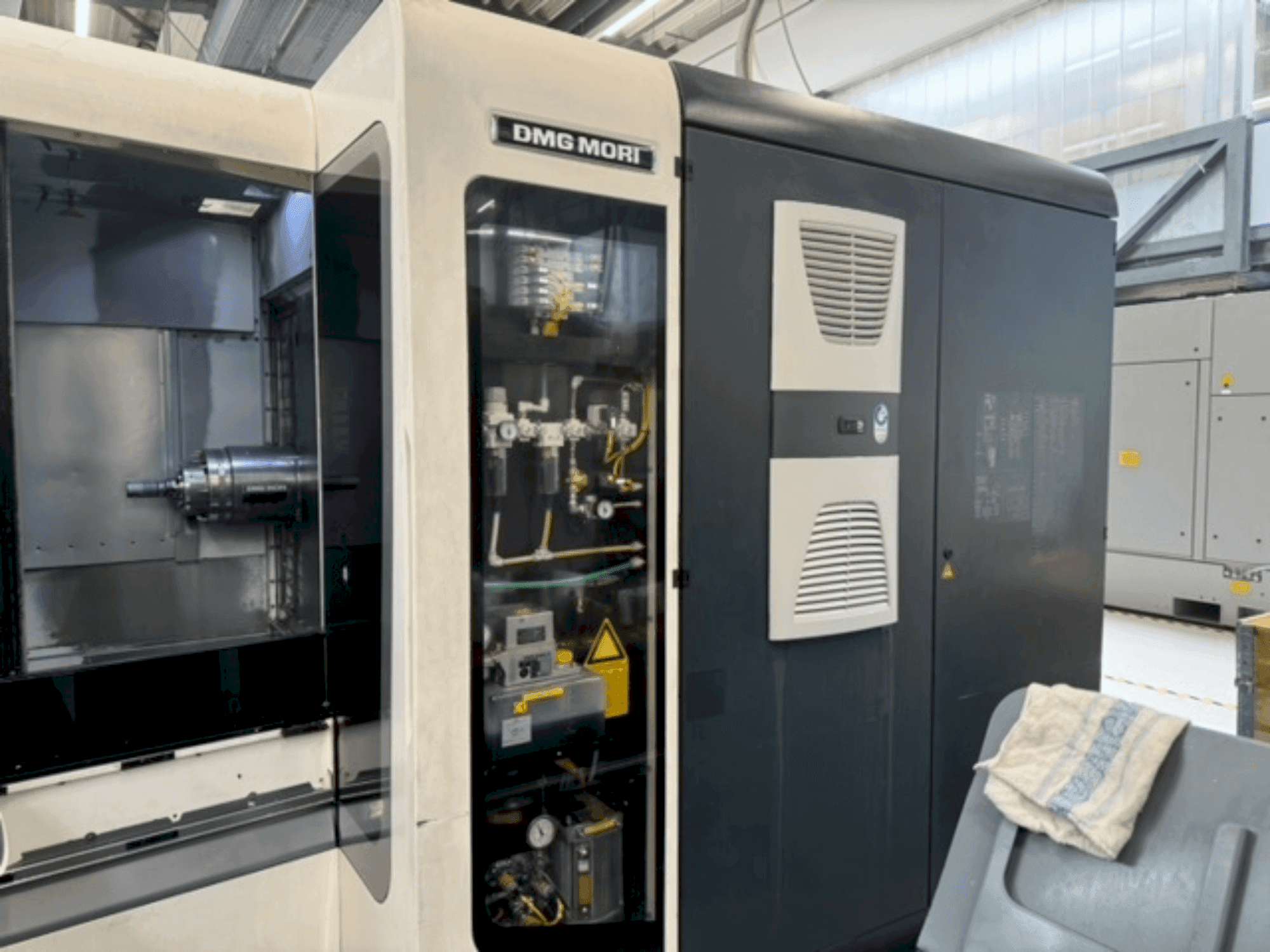 Frontansicht der DMG MORI NHX 4000 Maschine