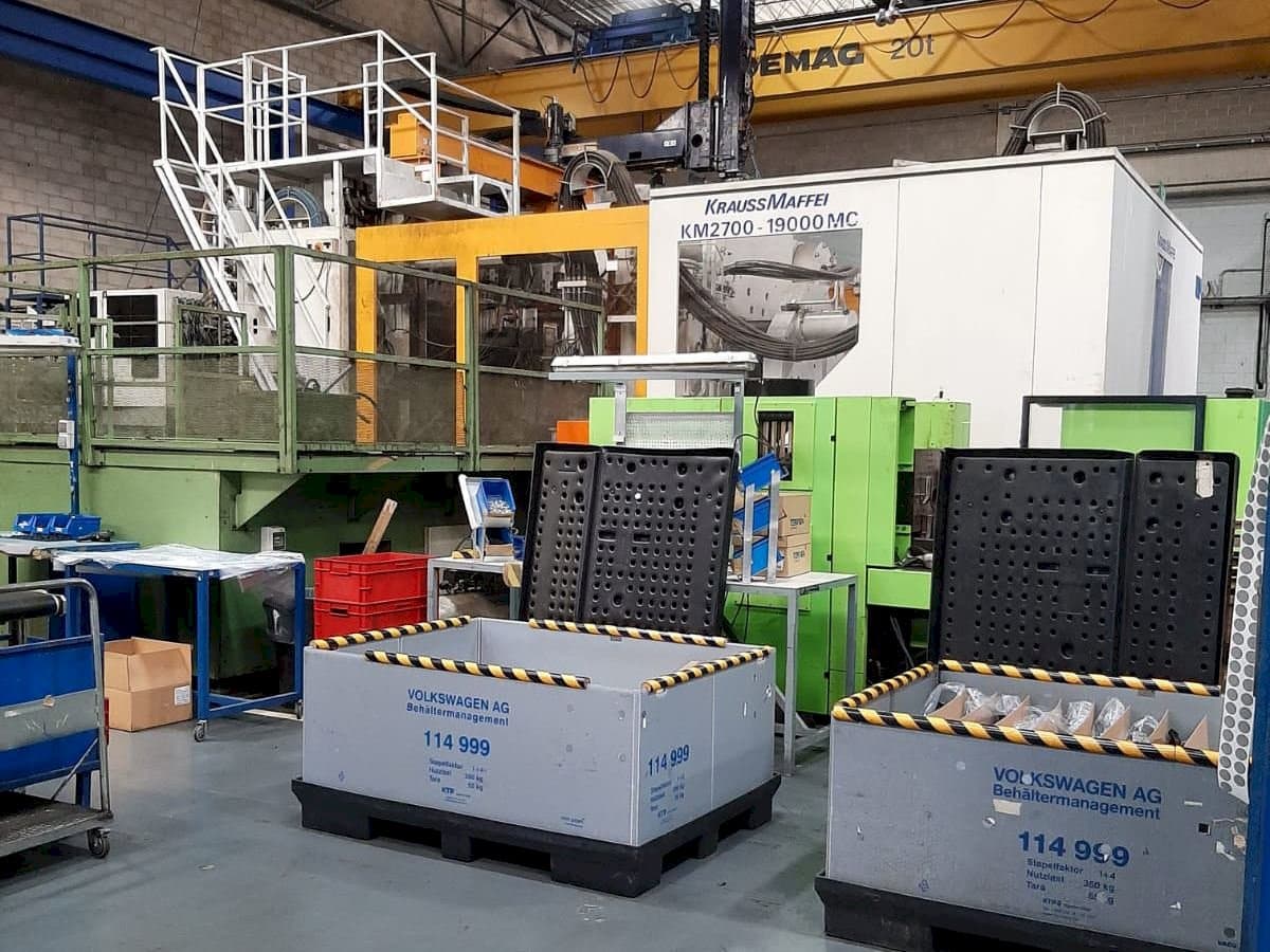 Frontansicht der Krauss Maffei 2700/19000 MC Maschine
