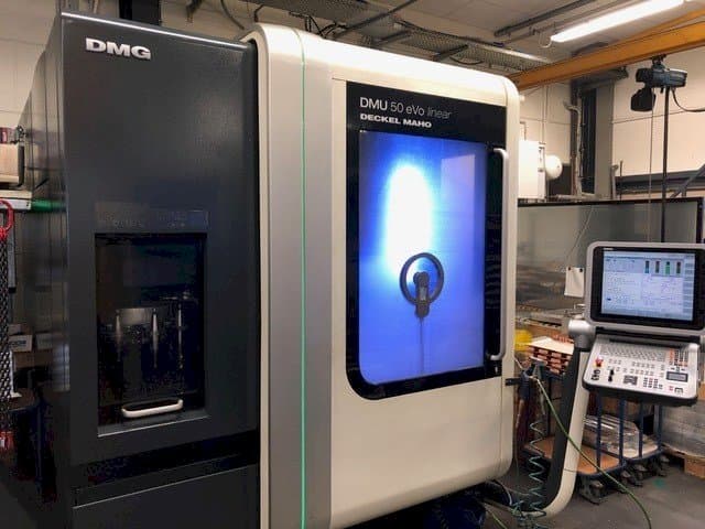 Frontansicht der DECKEL MAHO DMU 50 eVo Linear Maschine