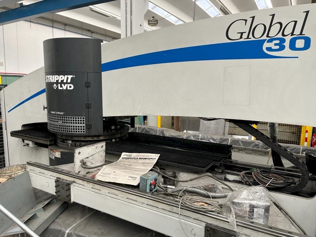 Frontansicht der LVD Strippit Global 30 1525 Maschine