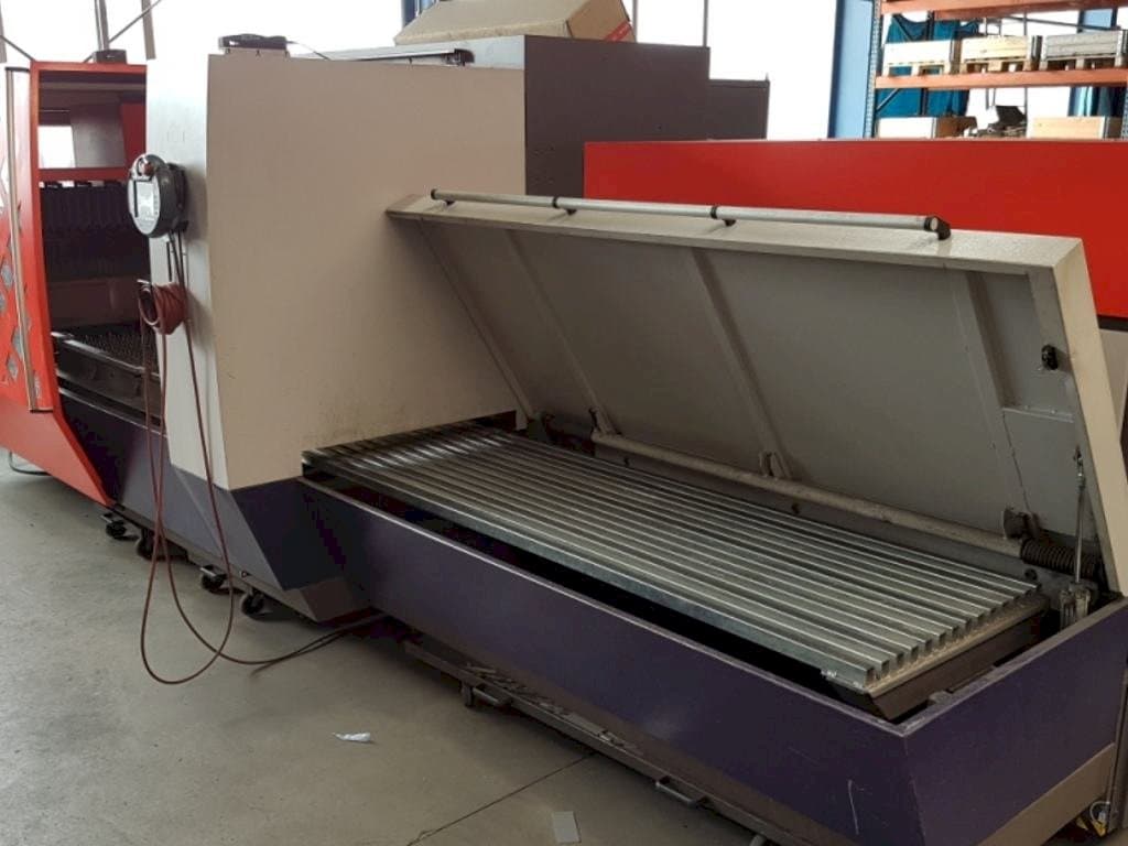 Frontansicht der Bystronic Byvention 3015 Maschine