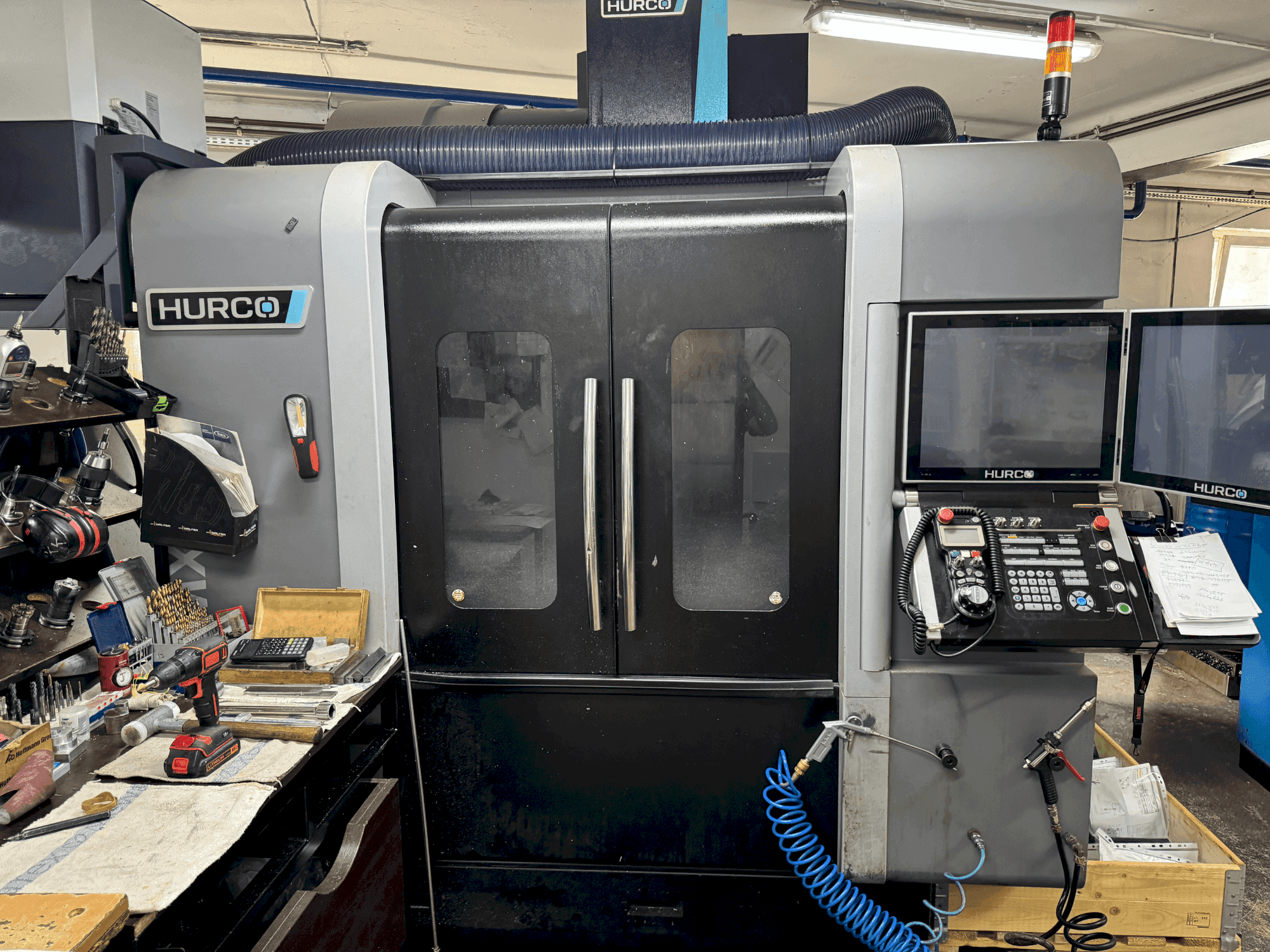 Frontansicht der Hurco VMX 30i Maschine