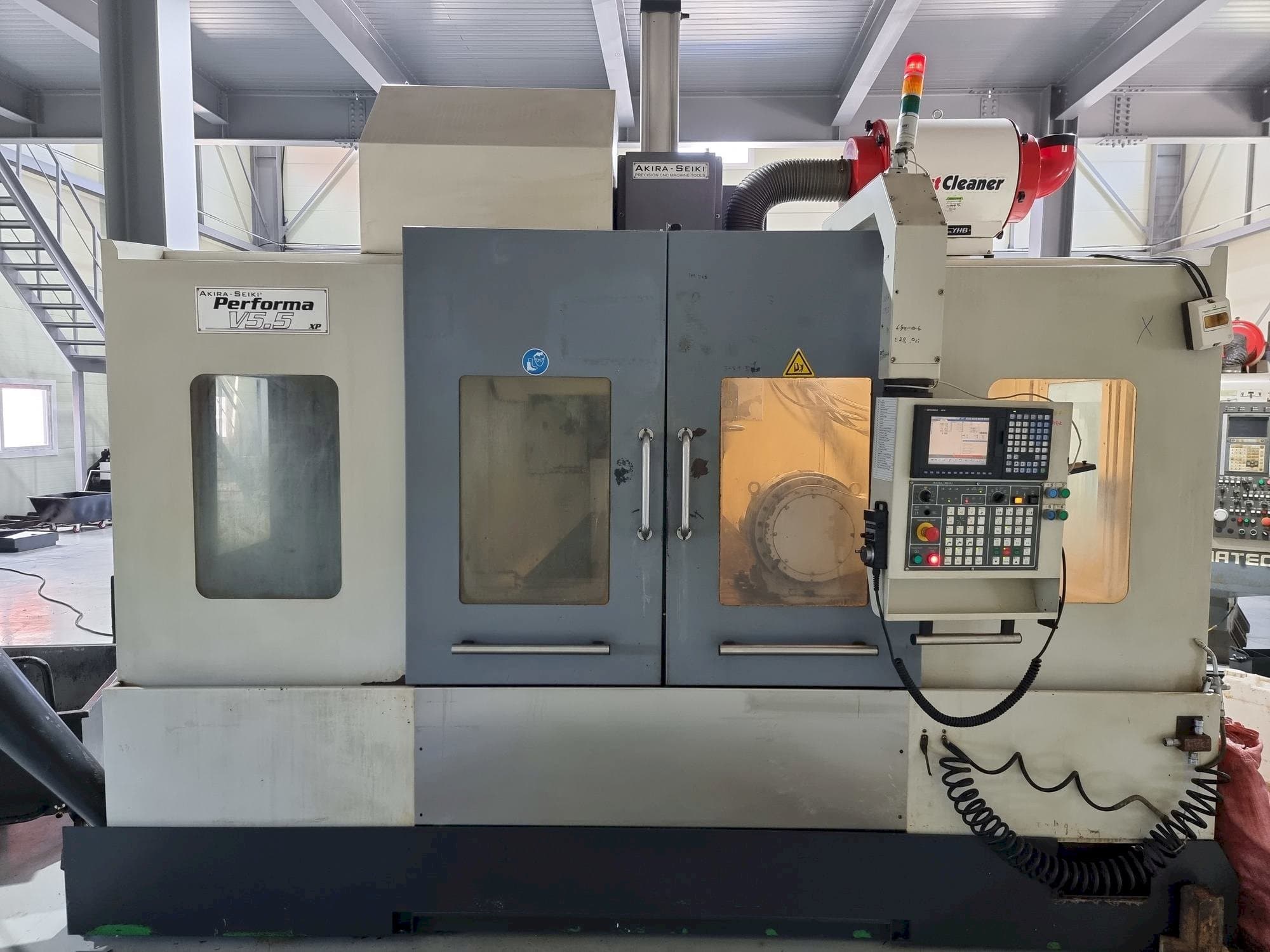 Frontansicht der Akira Seiki V5.5 Maschine