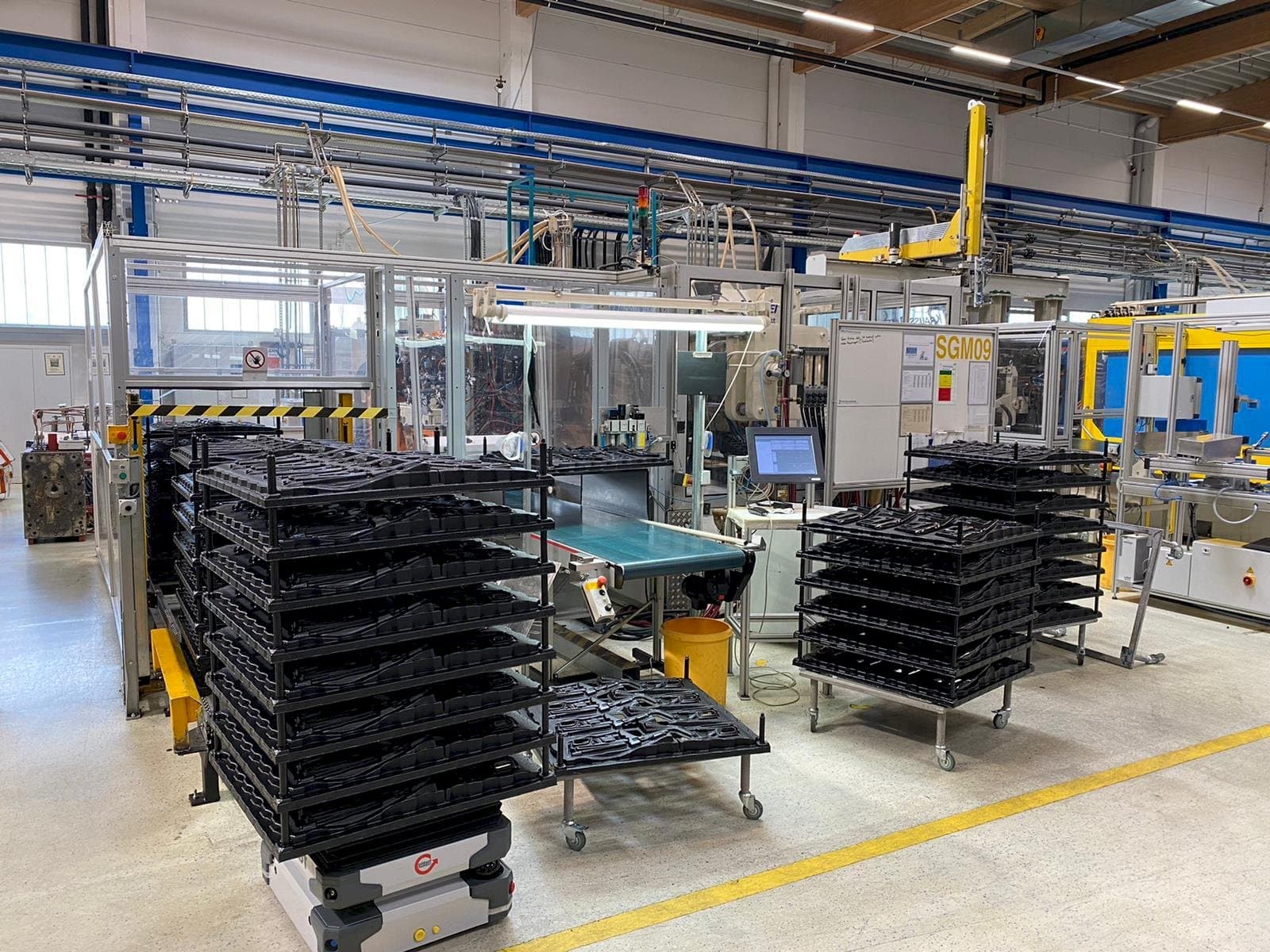 Frontansicht der Krauss Maffei 650-1900-520 CZ Multinject  Maschine