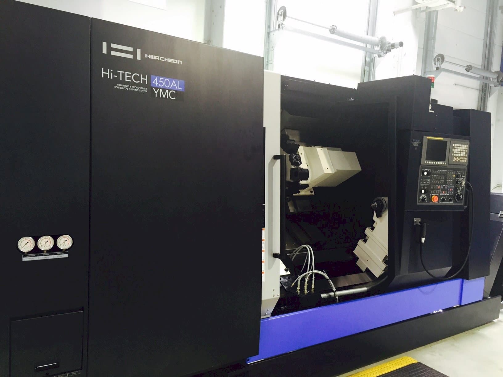 Frontansicht der HWACHEON HI-TECH 450AL YMC  Maschine