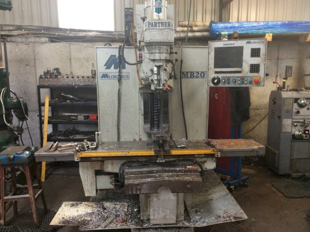 Frontansicht der MILLTRONICS MB20 Maschine