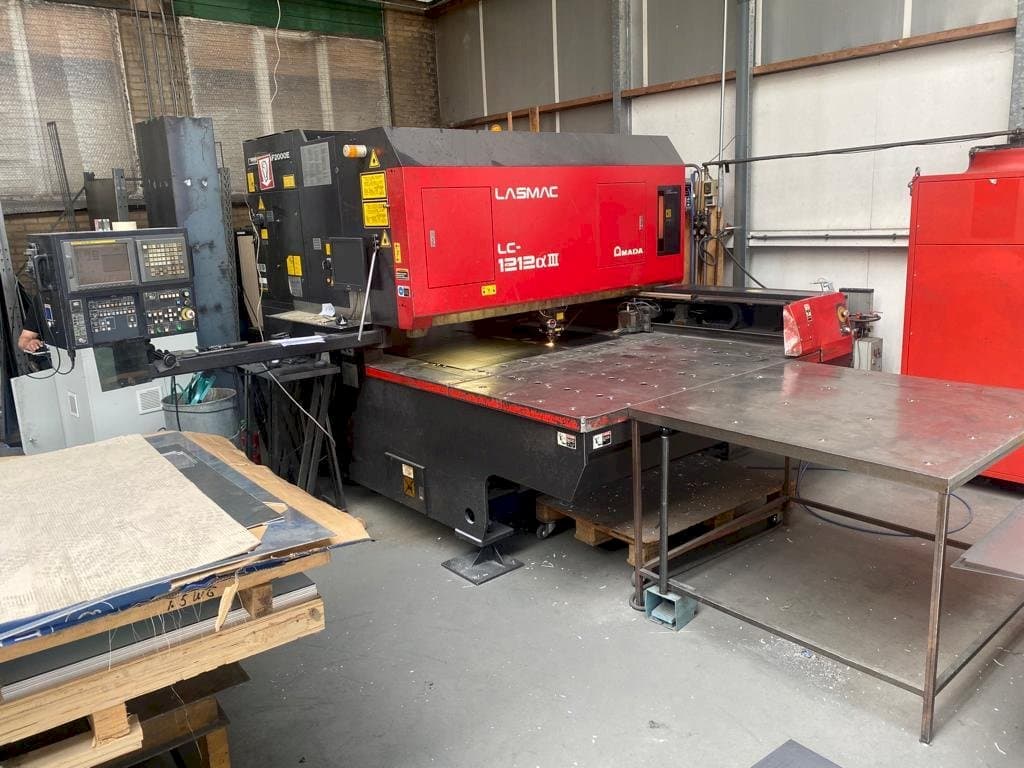 Frontansicht der AMADA LC 1212 A3 Maschine