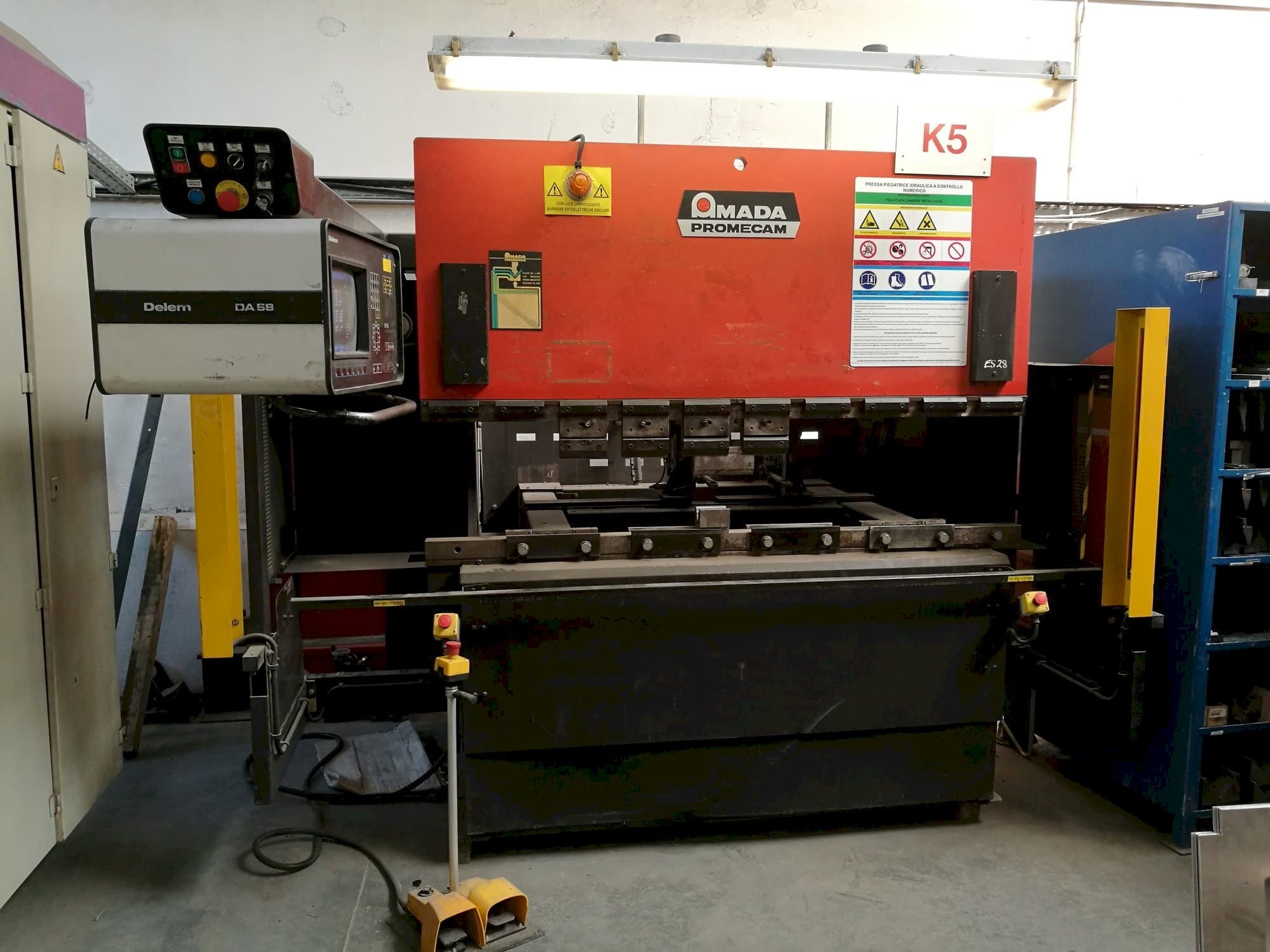 Frontansicht der AMADA ITPS 50/20 Maschine