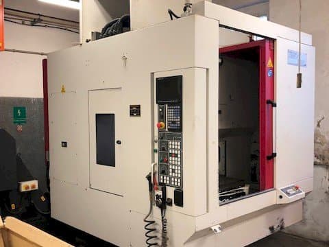 Frontansicht der Akira Seiki RMV 700 APC Maschine