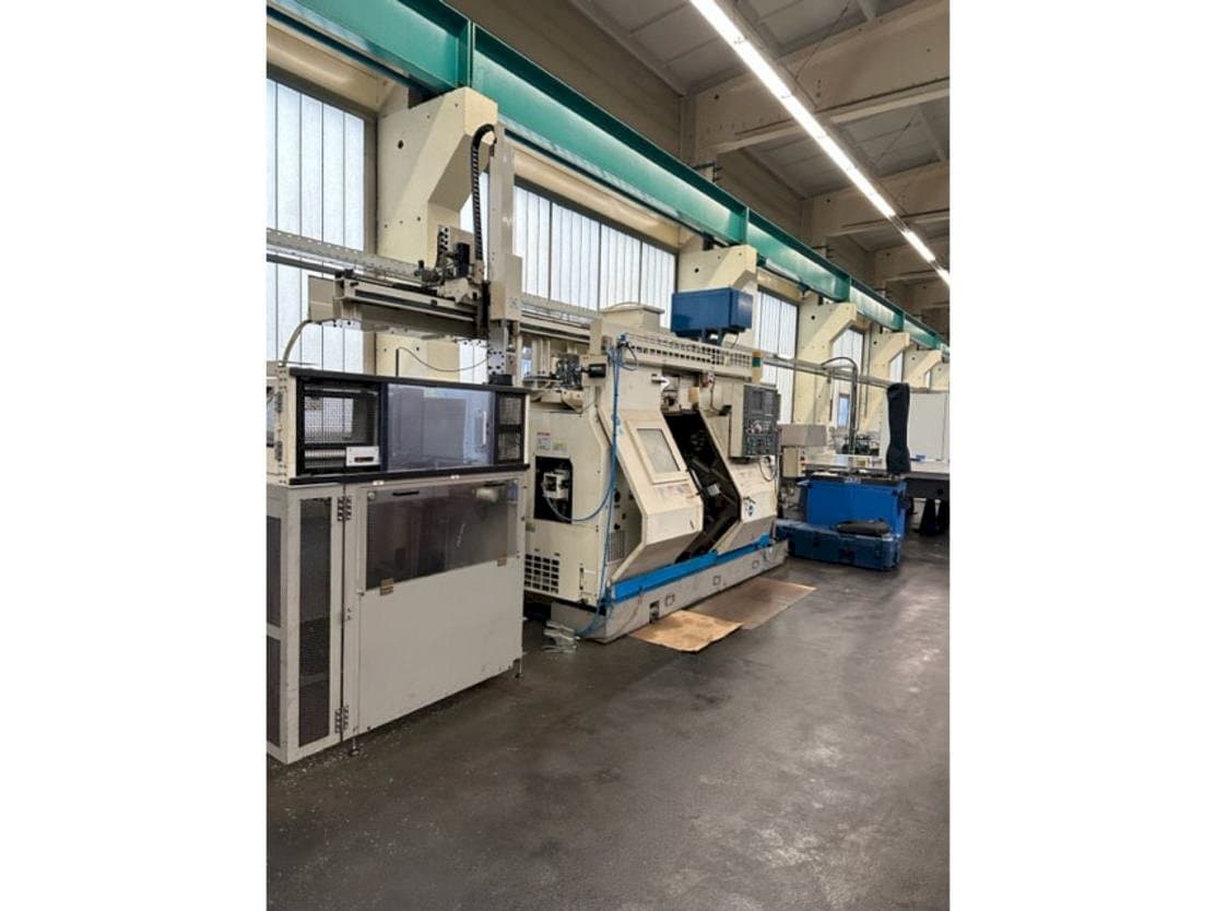 Frontansicht der Okuma LT10 Maschine