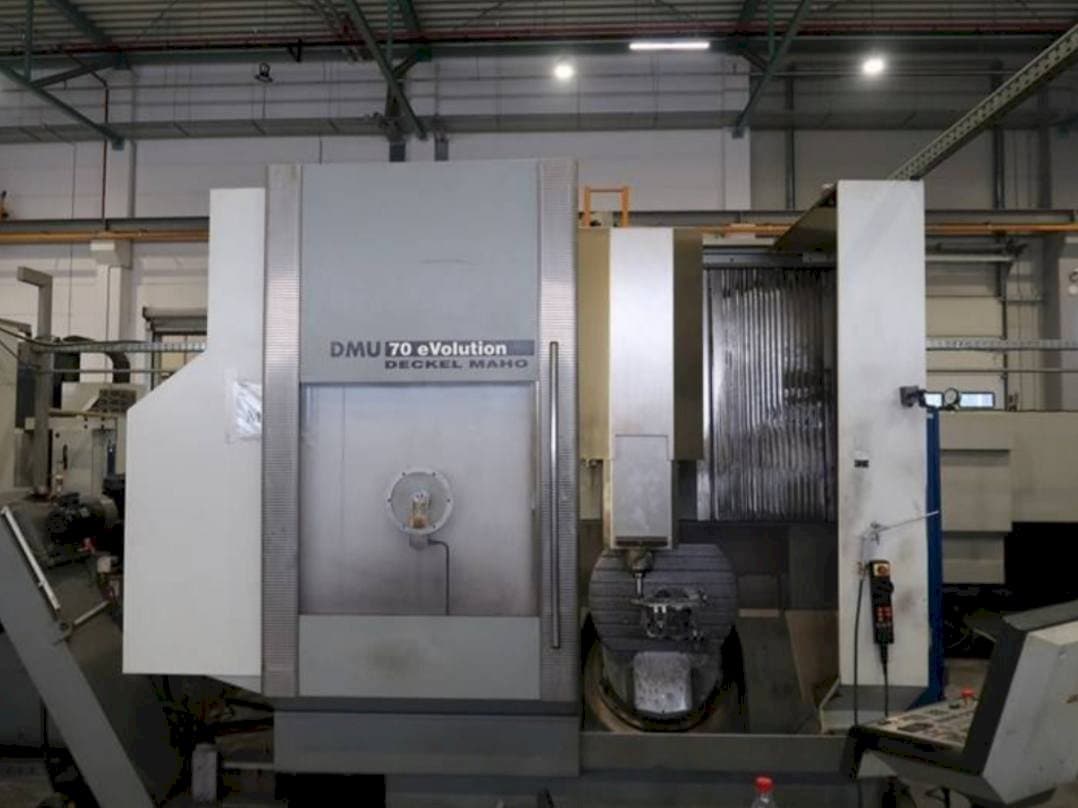 Frontansicht der DECKEL MAHO DMU 70 eVolution Maschine